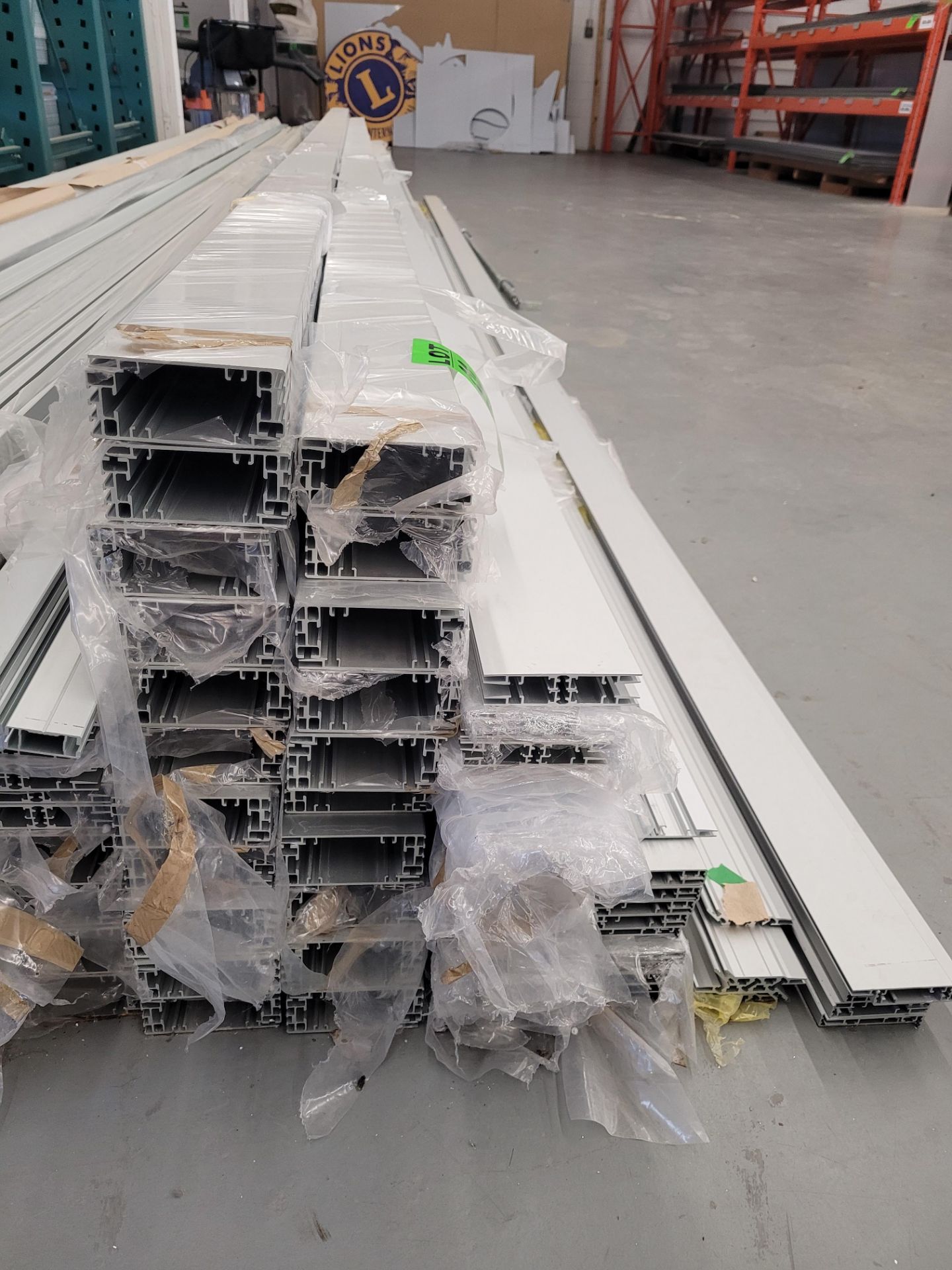 Lot of aluminum extrusions ~(38) packs of ~20' L bars, ~420 kg total weight - Image 2 of 4