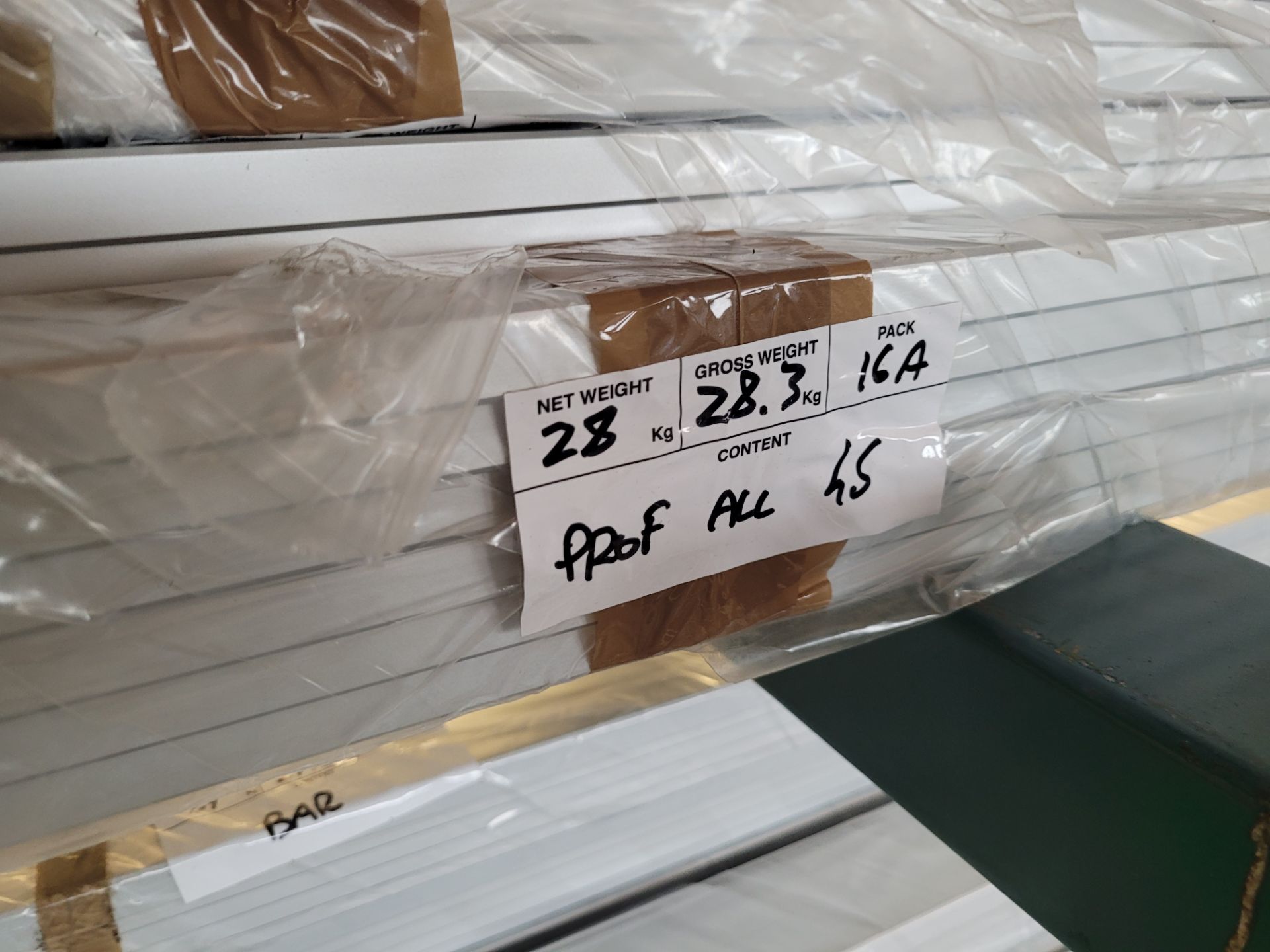 Lot of aluminum extrusions (18) packs of ~20' L bars w/ net weight of 28.44 KG/ea, ~500kg total weig - Image 4 of 4