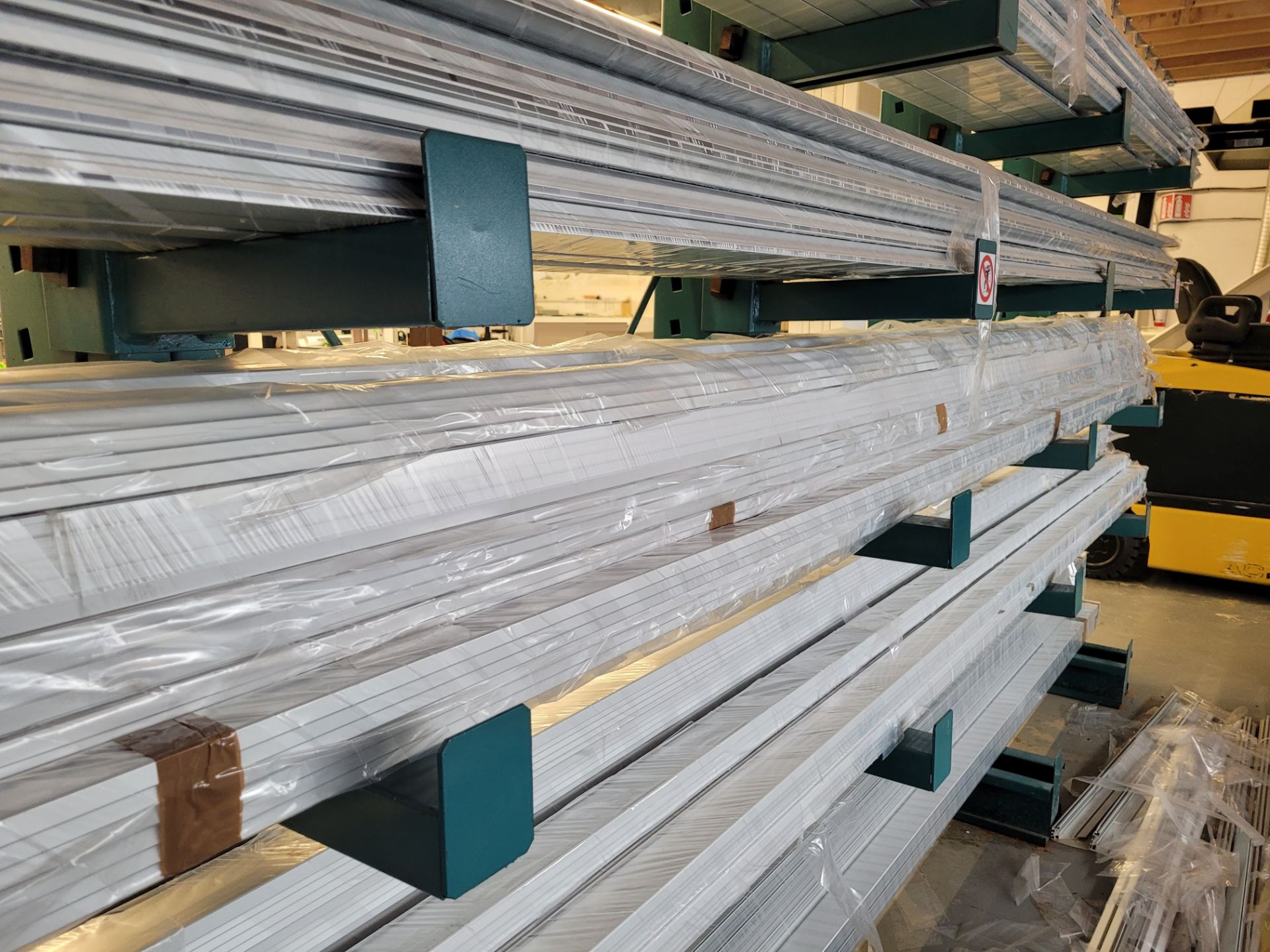 Lot of aluminum extrusions (18) packs of ~20' L bars w/ net weight of 28.44 KG/ea, ~500kg total weig