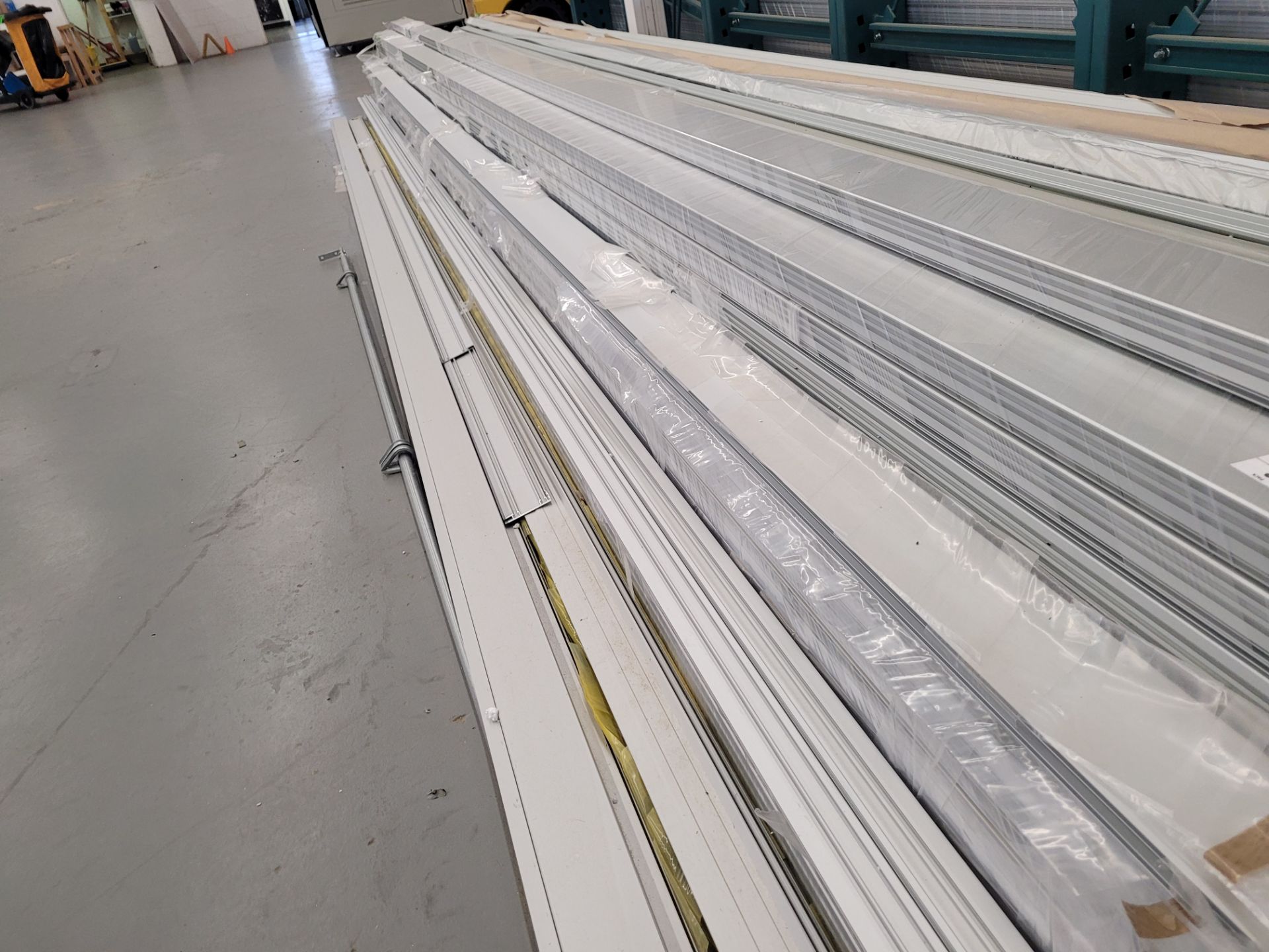 Lot of aluminum extrusions ~(38) packs of ~20' L bars, ~420 kg total weight - Image 4 of 4