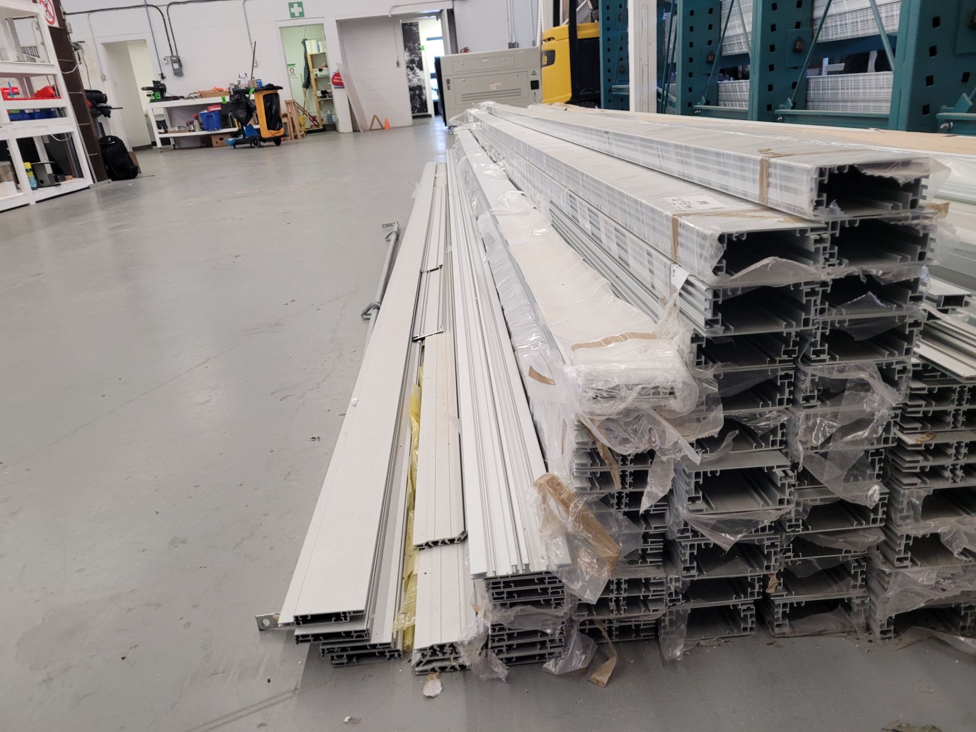 Lot of aluminum extrusions ~(38) packs of ~20' L bars, ~420 kg total weight - Image 3 of 4