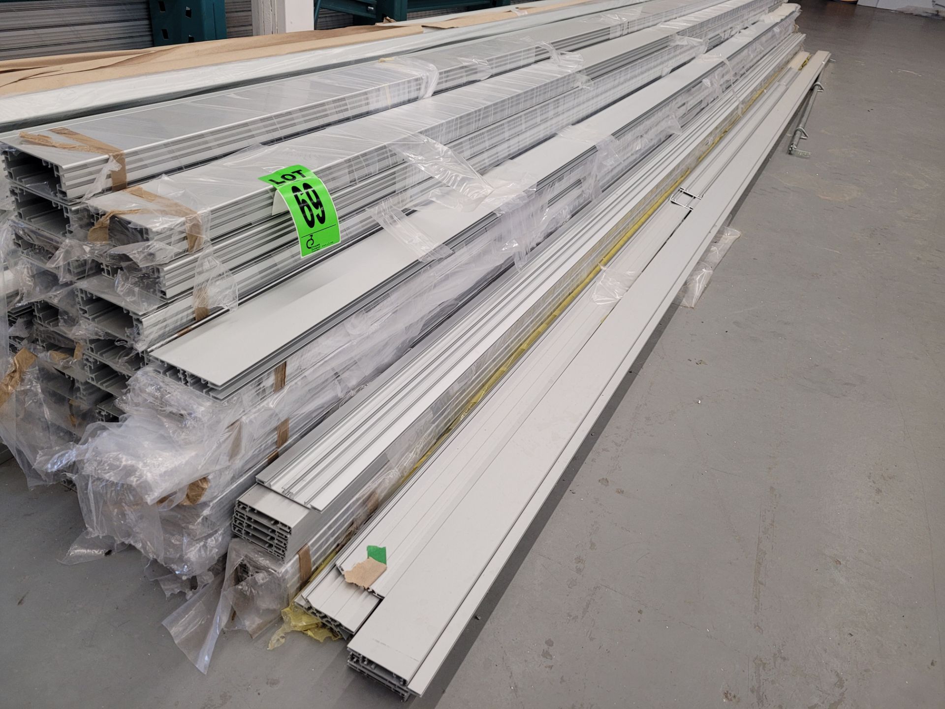 Lot of aluminum extrusions ~(38) packs of ~20' L bars, ~420 kg total weight