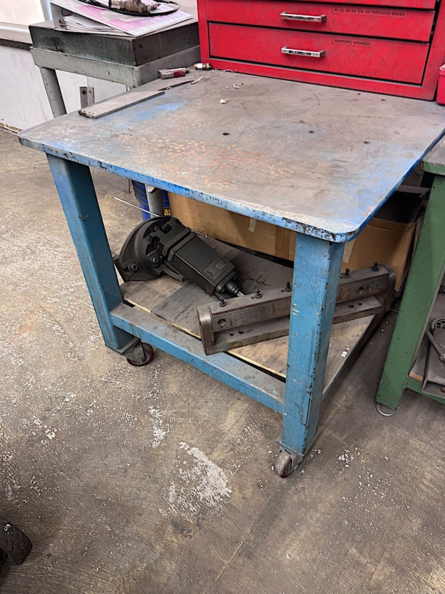 STEEL TABLE ON CASTERS