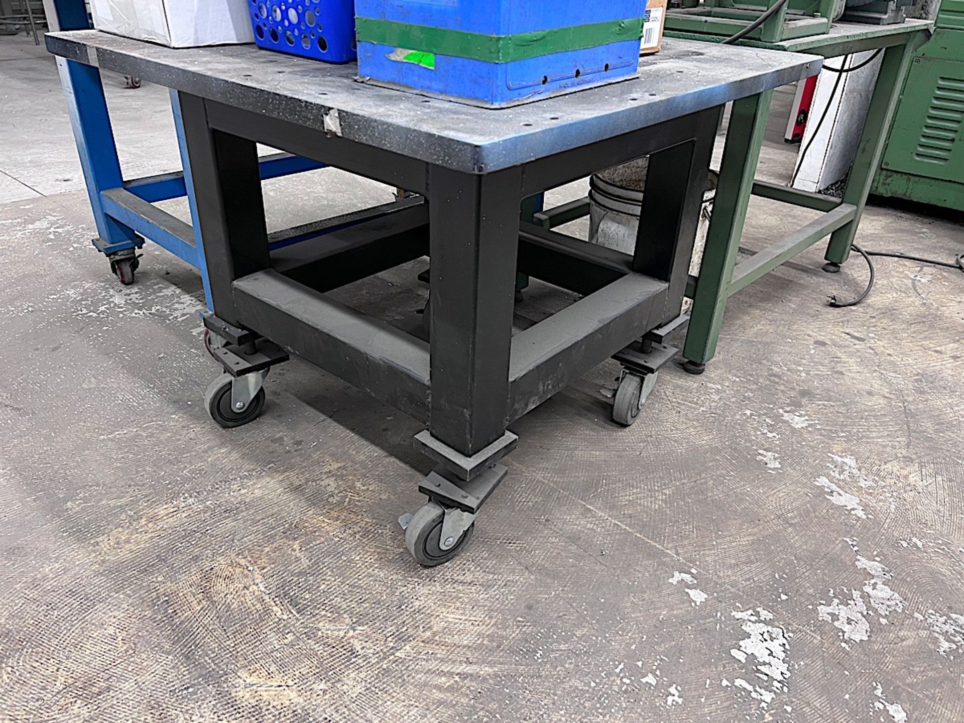 STEEL TABLE ON CASTERS