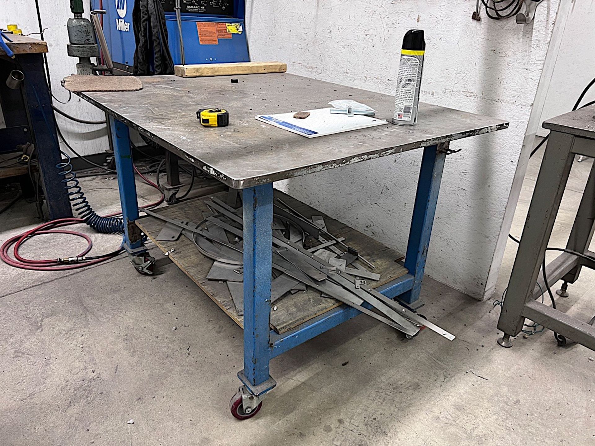 STEEL TABLE ON CASTERS WITH POWERARM VICE STAND