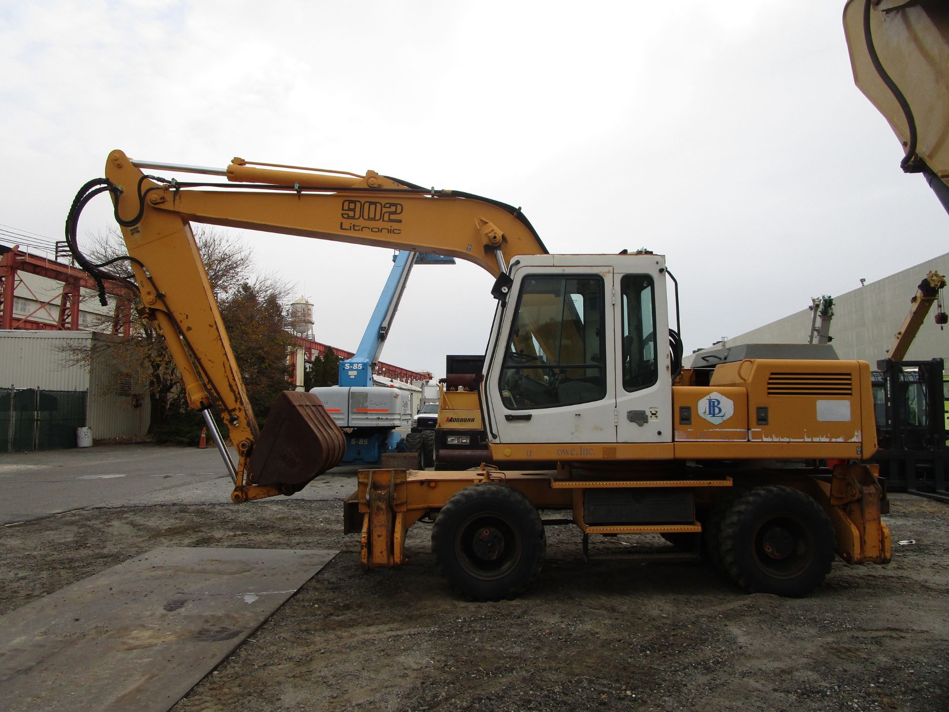 Liebherr A902 Litronic Wheeled Excavator