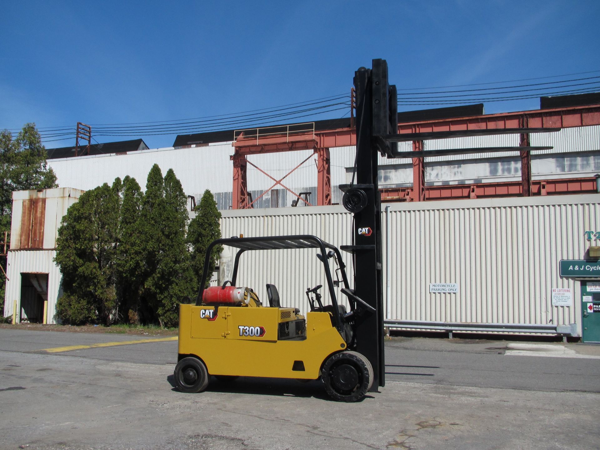 Caterpillar T300 30,000 lb Forklift - Image 6 of 10
