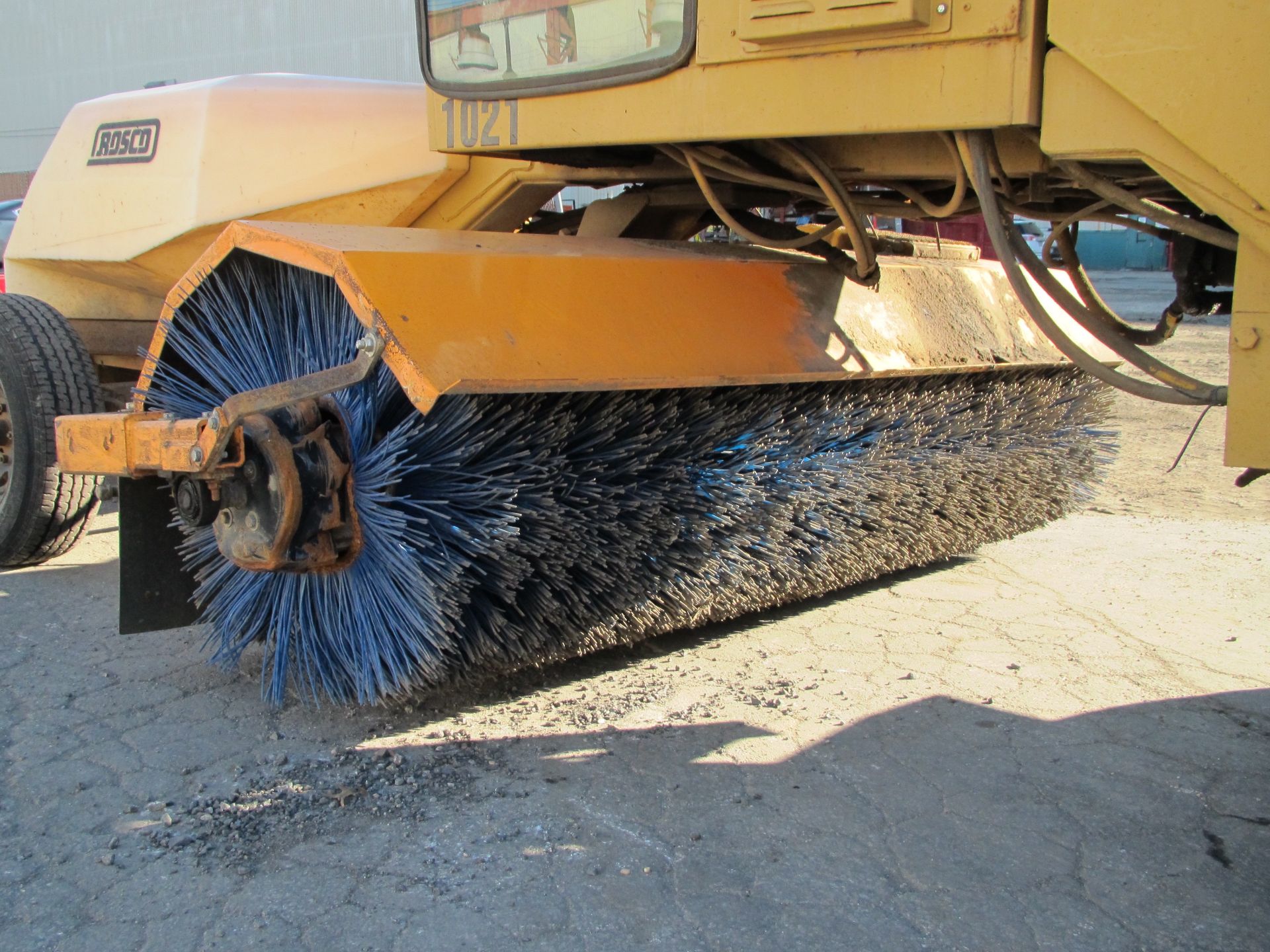 Rosco RB48 Self-Propelled Broom with snow plow - Image 10 of 14