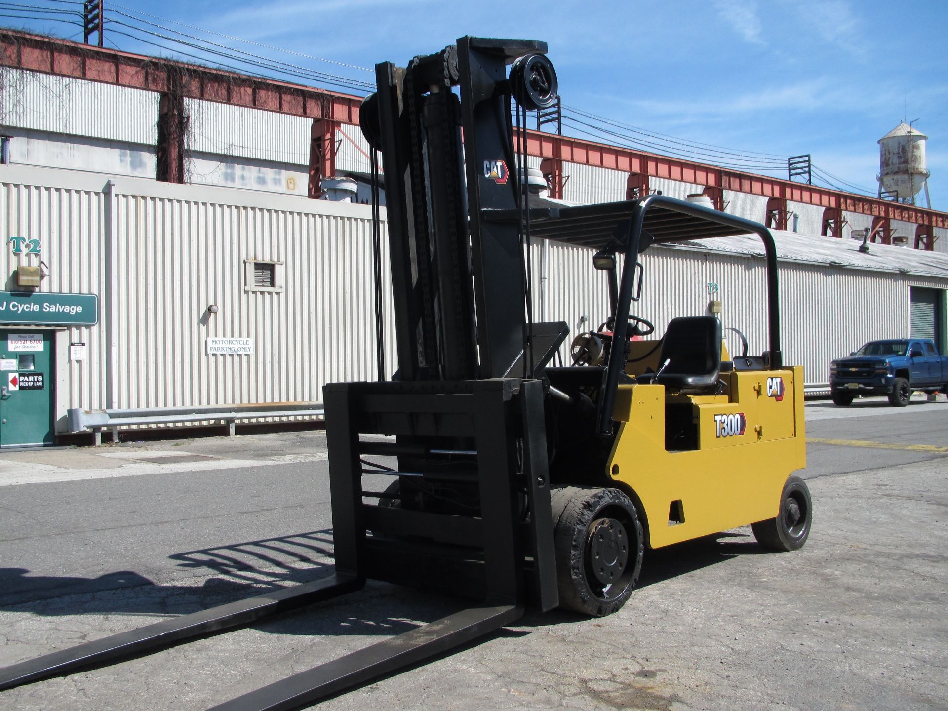 Caterpillar T300 30,000 lb Forklift - Image 4 of 10