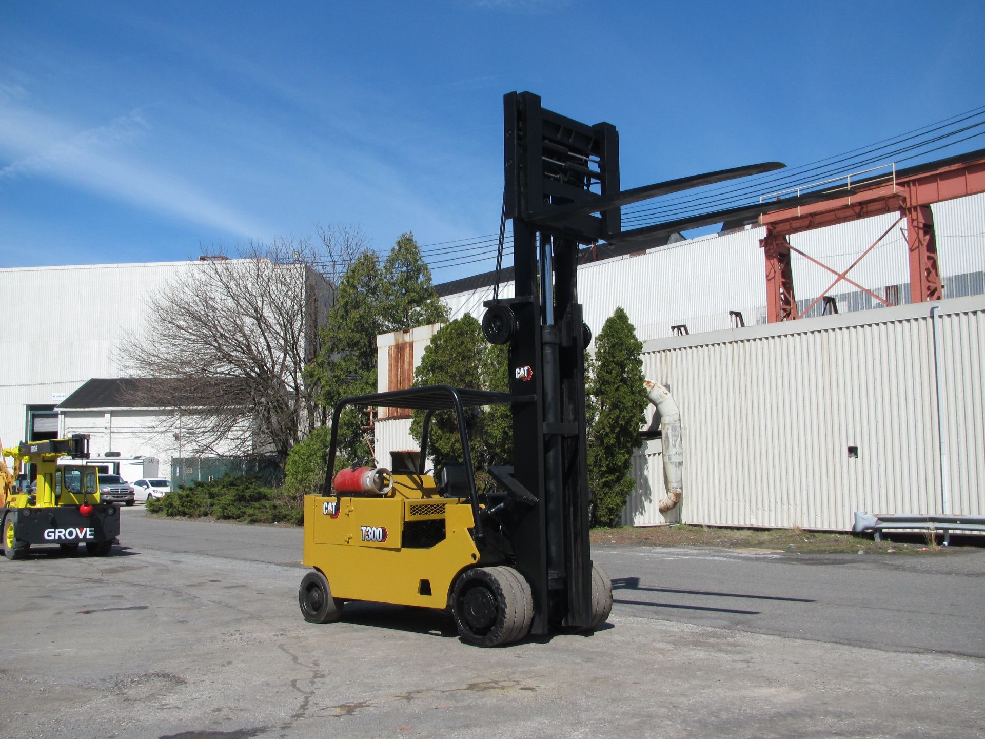 Caterpillar T300 30,000 lb Forklift - Image 7 of 10