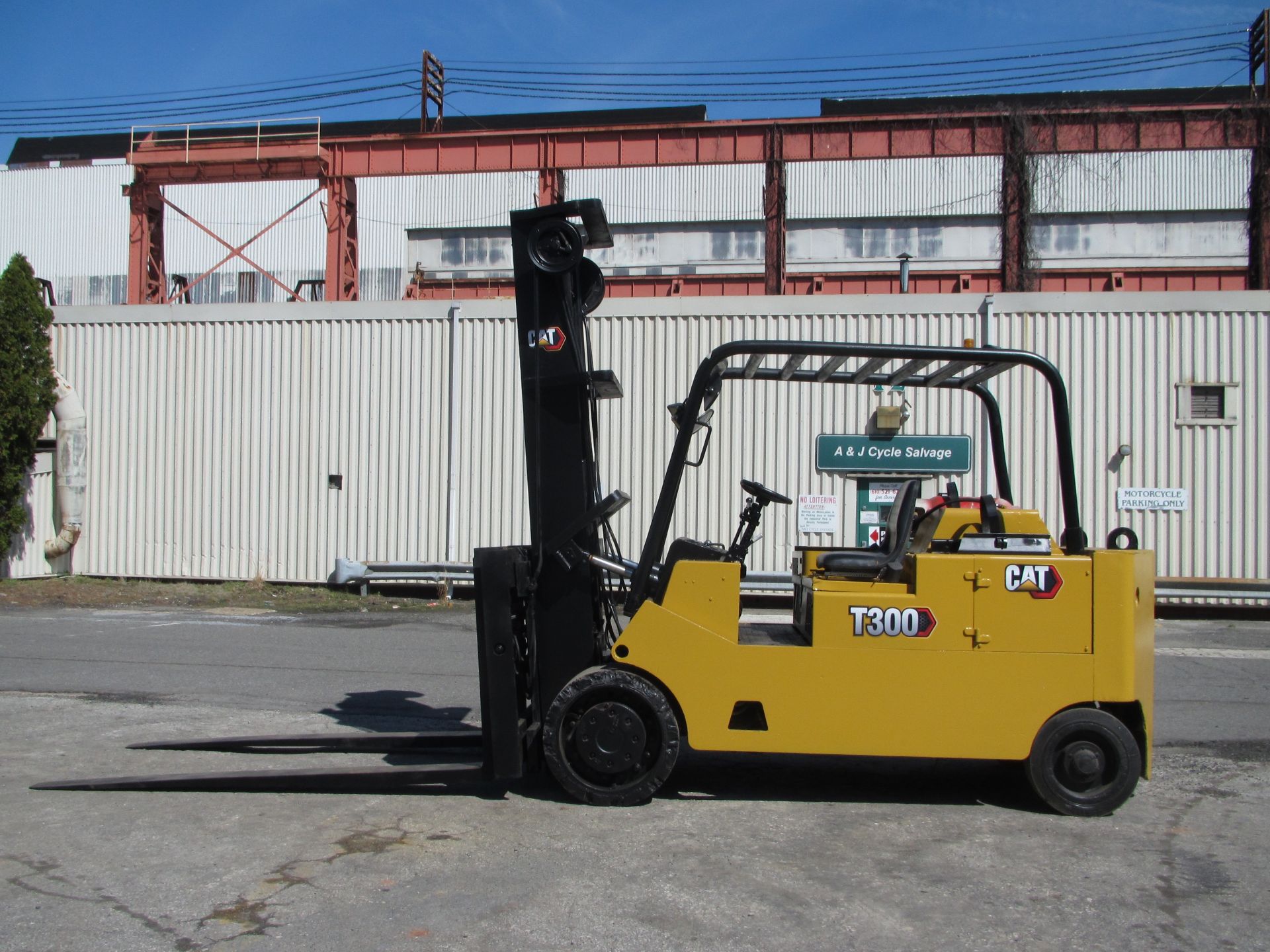 Caterpillar T300 30,000 lb Forklift