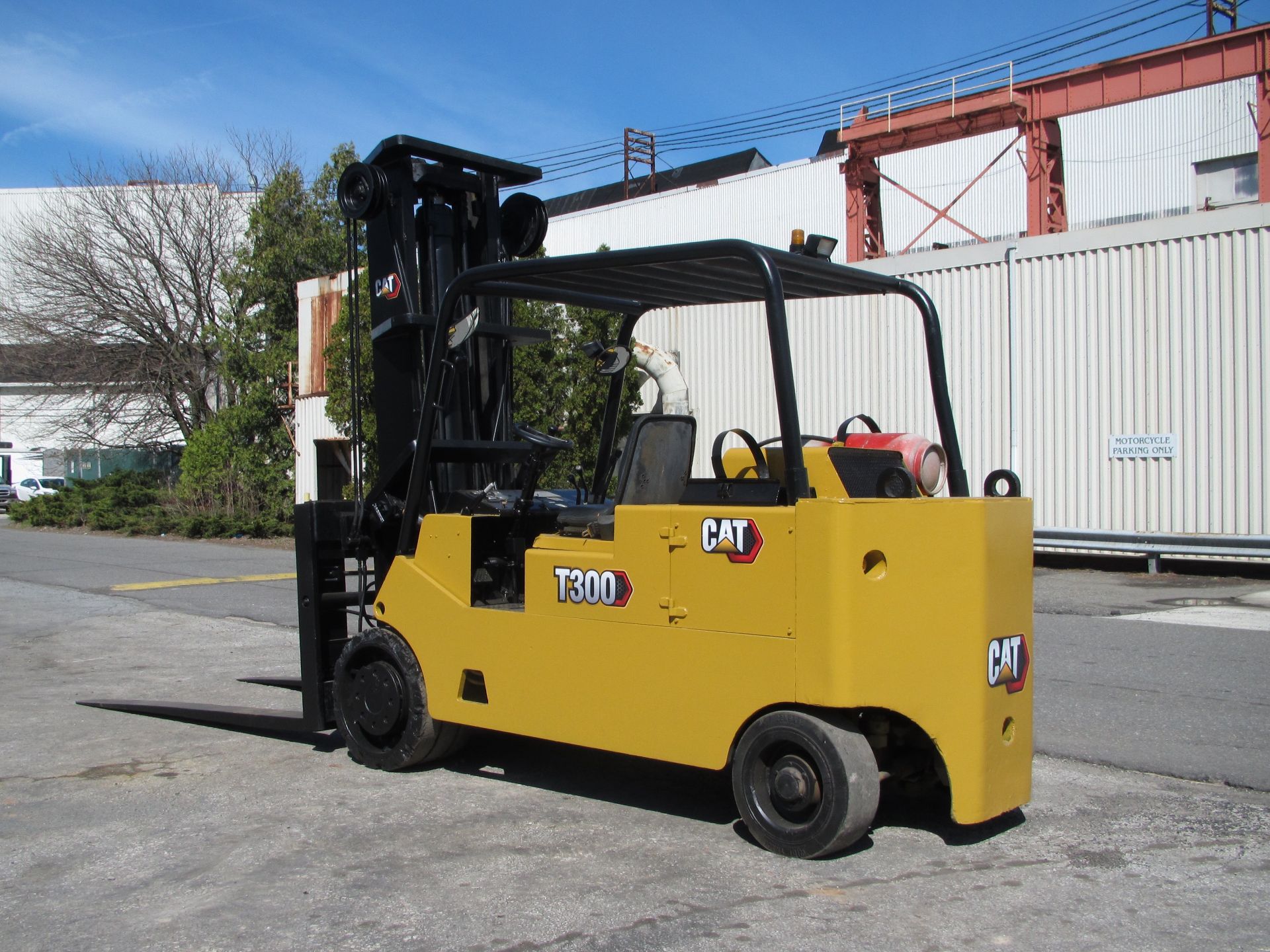 Caterpillar T300 30,000 lb Forklift - Image 3 of 10