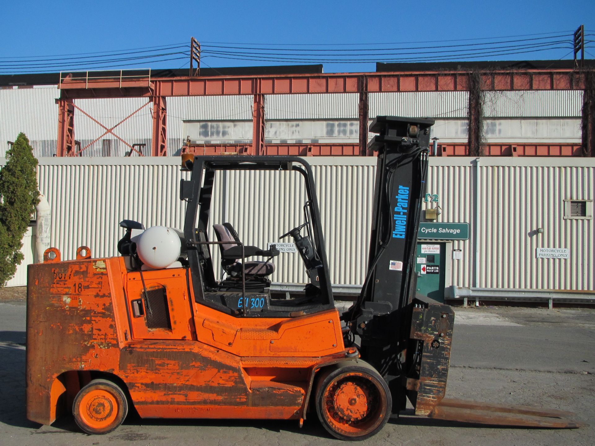 Elwell Parker ESI300 30000 lb Forklift