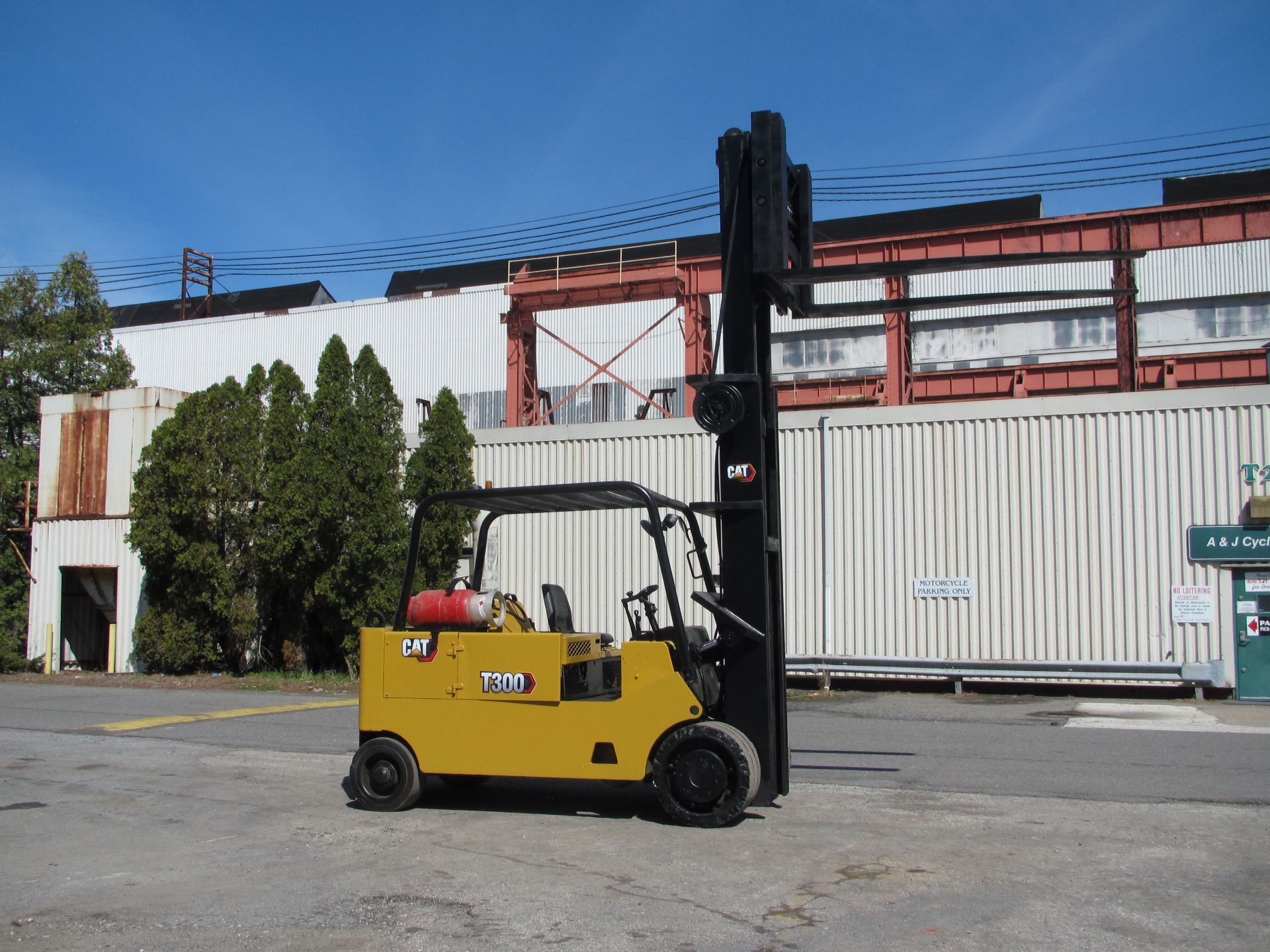 Caterpillar T300 30,000 lb Forklift - Image 5 of 10