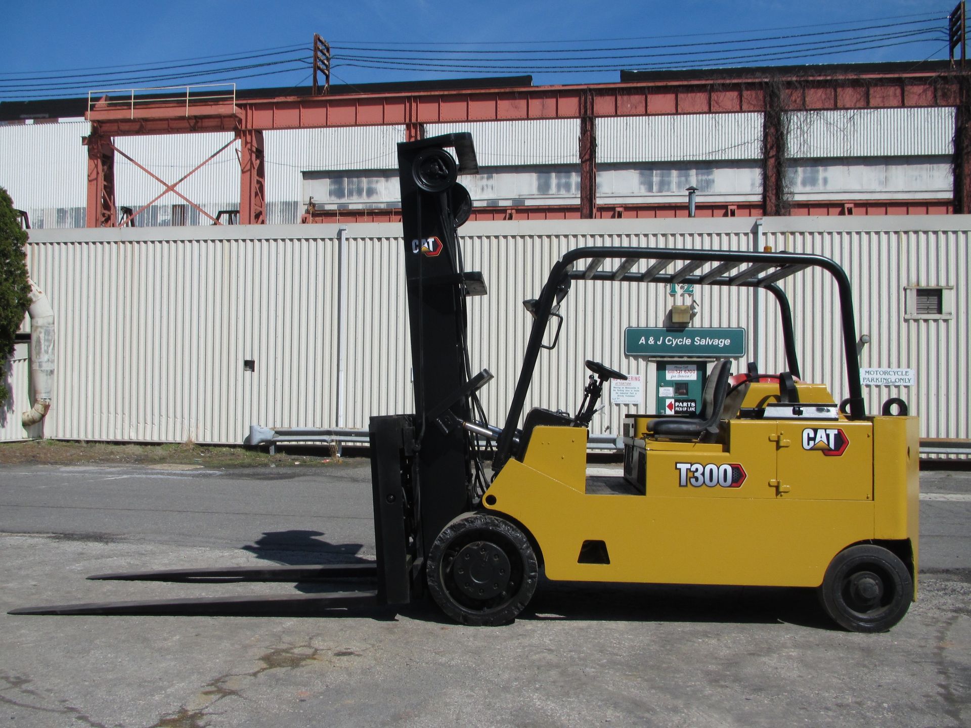 Caterpillar T300 30,000 lb Forklift - Image 2 of 10