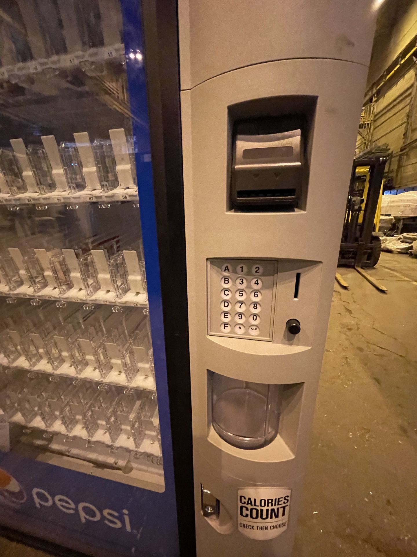 REFURBED PEPSI VENDING MACHINE (BC12) - Image 3 of 8