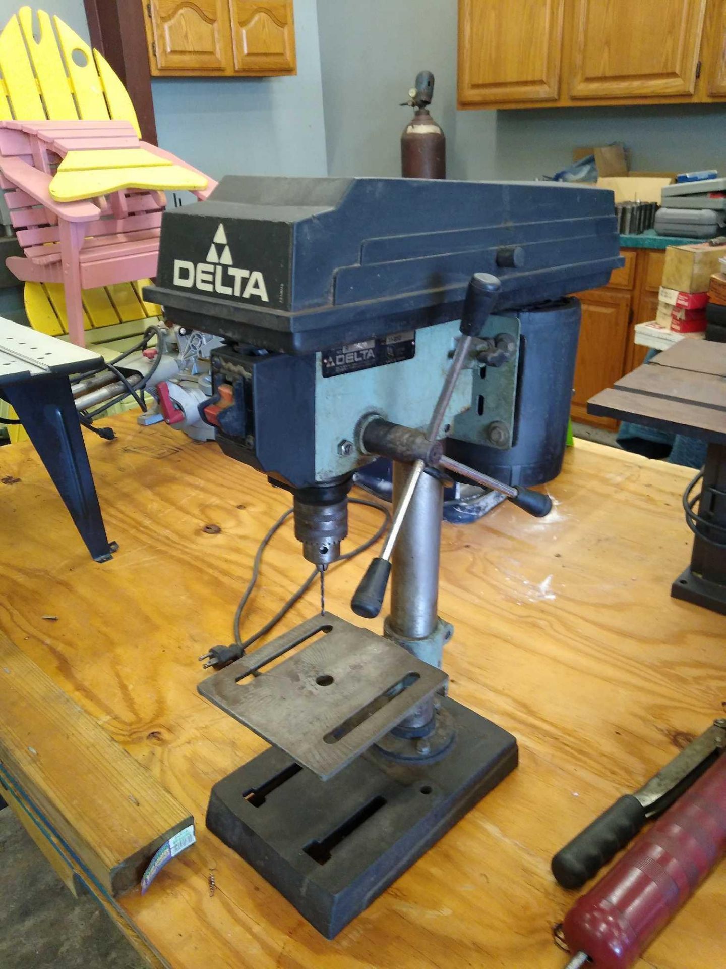 Delta Model 11-950 Bench Top Drill Press Manufacturer: Delta Model: 11-950 S/N: R 9420 Year: 1994 Th