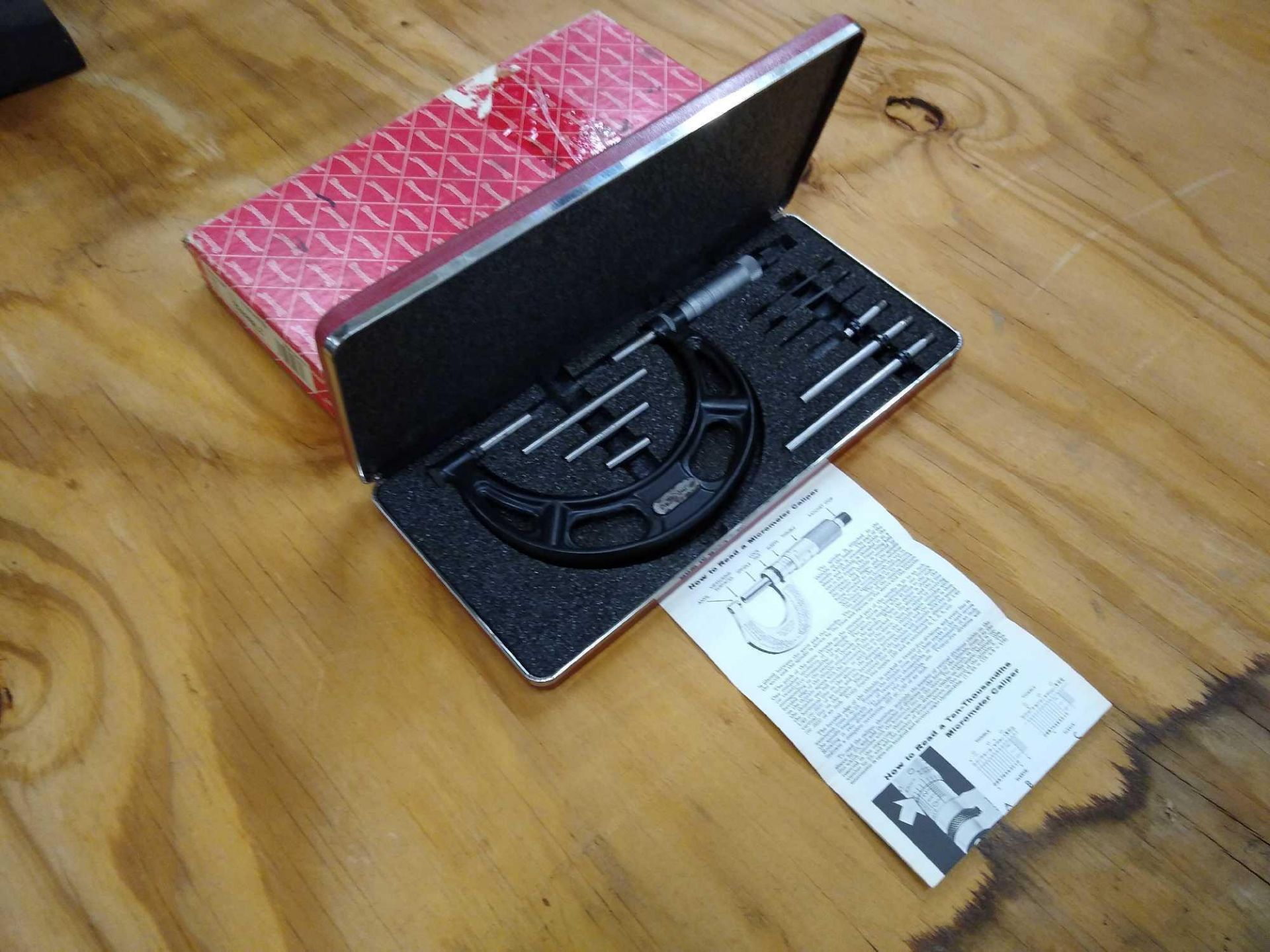 Starrett No. 224 Interchangeable Anvil Micrometer Set in Case. 0" - 4" Range. Ratcheting Stop. Manuf - Image 2 of 11