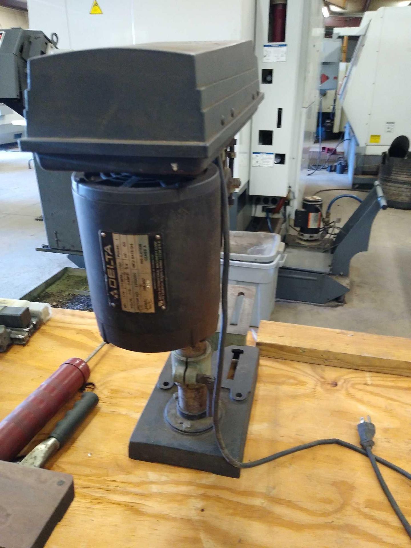 Delta Model 11-950 Bench Top Drill Press Manufacturer: Delta Model: 11-950 S/N: R 9420 Year: 1994 Th - Image 6 of 11