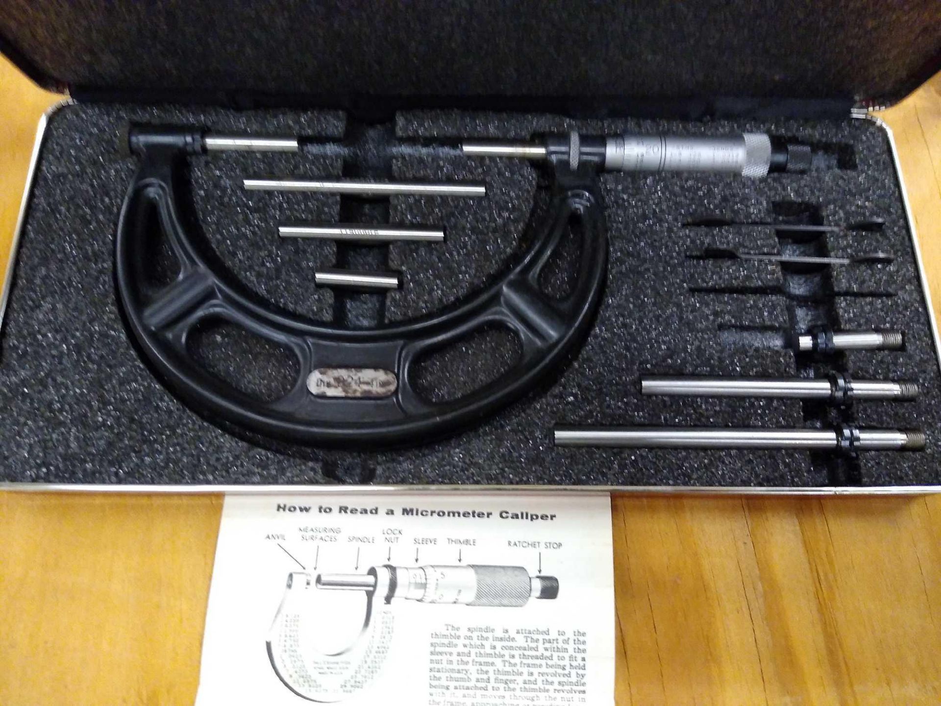 Starrett No. 224 Interchangeable Anvil Micrometer Set in Case. 0" - 4" Range. Ratcheting Stop. Manuf - Image 3 of 11