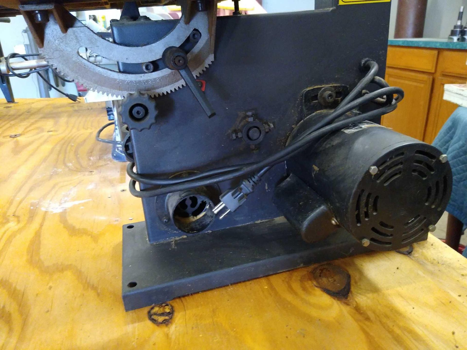 Central Machinery Model 96980 9" Bench Top Band Saw Manufacturer: Central Machinery Model: 96980 Mot - Image 9 of 11