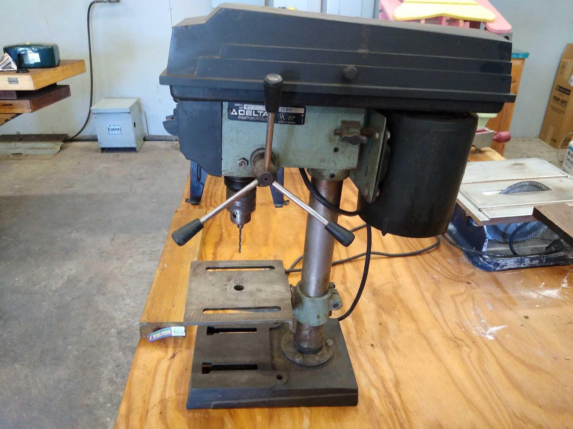 Delta Model 11-950 Bench Top Drill Press Manufacturer: Delta Model: 11-950 S/N: R 9420 Year: 1994 Th - Image 2 of 11