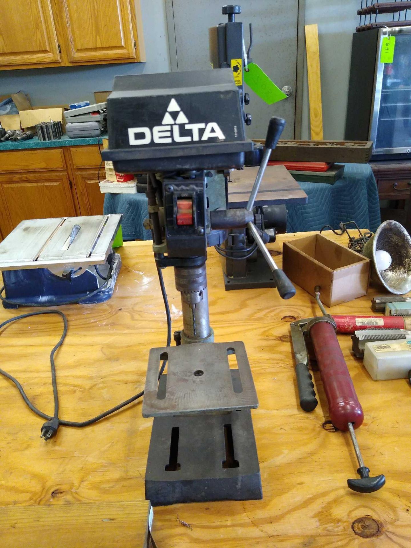 Delta Model 11-950 Bench Top Drill Press Manufacturer: Delta Model: 11-950 S/N: R 9420 Year: 1994 Th - Image 4 of 11