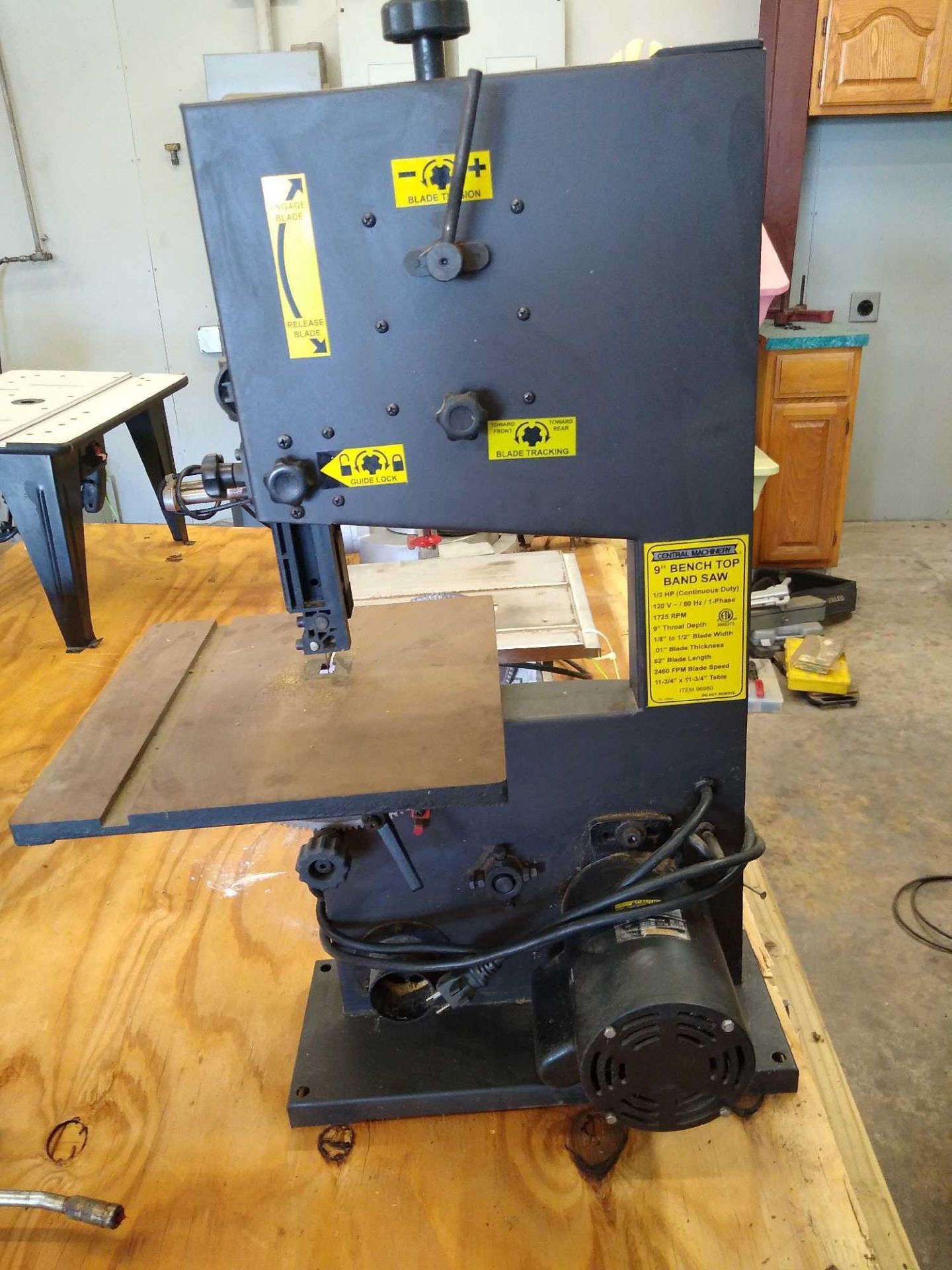Central Machinery Model 96980 9" Bench Top Band Saw Manufacturer: Central Machinery Model: 96980 Mot