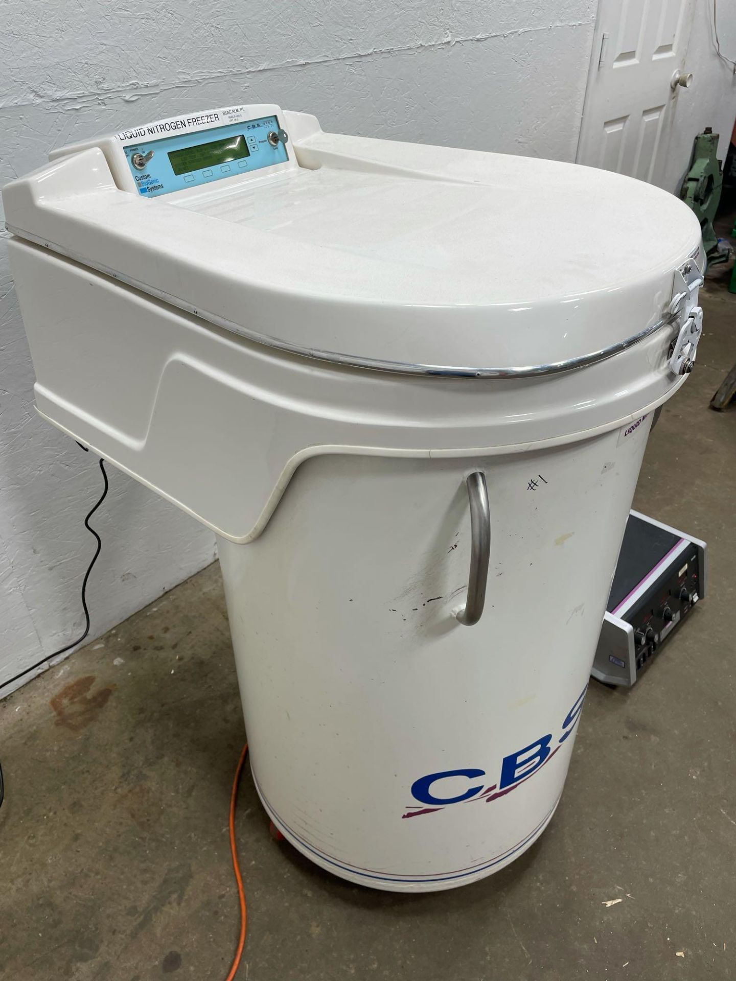 Custom BioGenic Systems CBS V-1500 Cryogenic Liquid Nitrogen Isothermal Freezer - Image 6 of 14