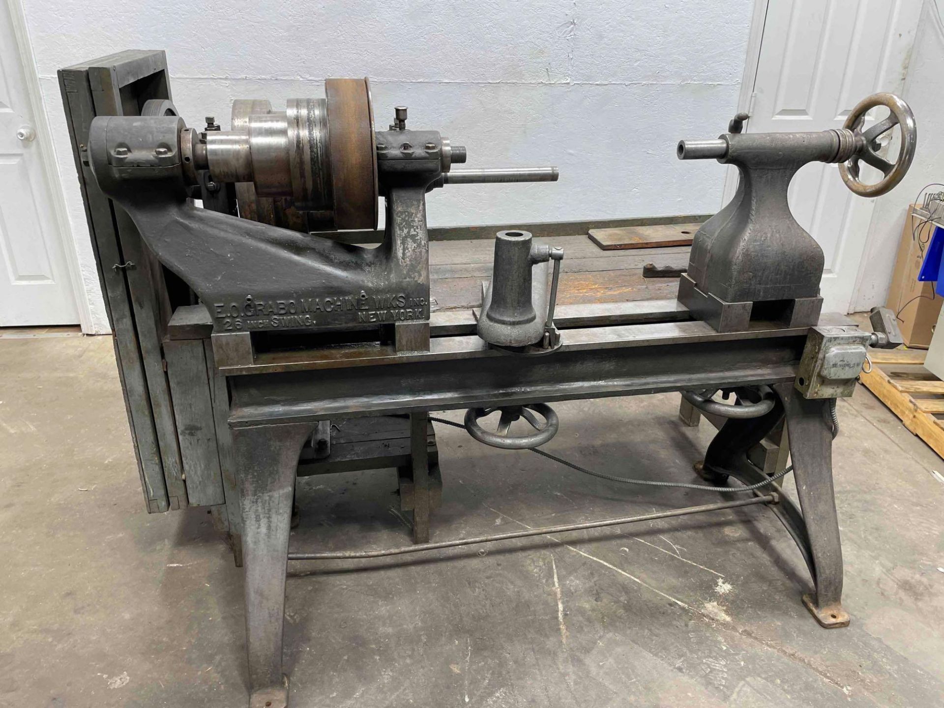 E.O.Grabo Machine Wks Spinning Lathe, 26 in Swing, 24" Between Centers, 1.5 HP, 1 Phase, 208V   $50 - Image 4 of 19