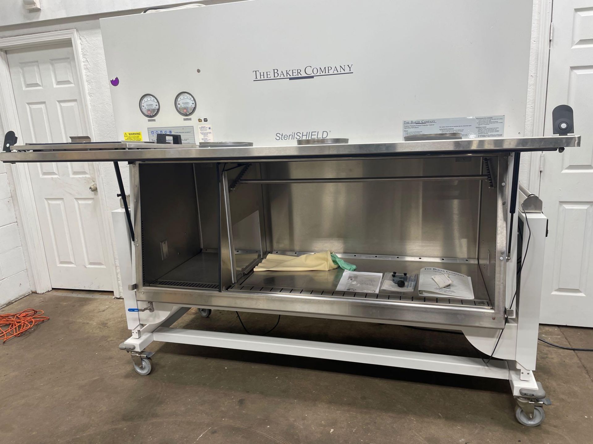 2006 Baker 6 ft SS 600 SterilSHIELD Glovebox w/ Barrier Isolator & Auto Stand - Image 4 of 18