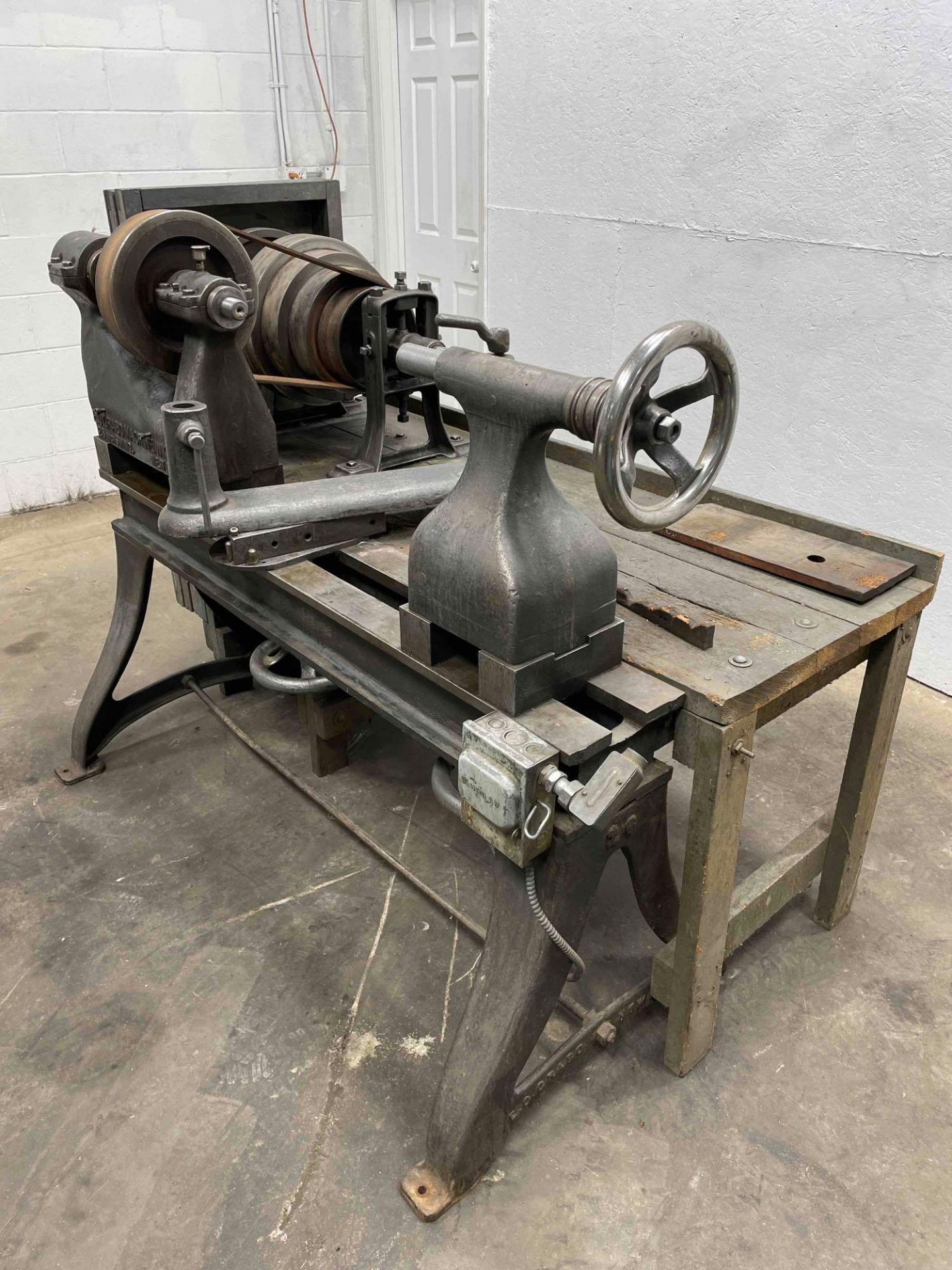 E.O.Grabo Machine Wks Spinning Lathe, 26 in Swing, 24" Between Centers, 1.5 HP, 1 Phase, 208V   $50 - Image 3 of 19