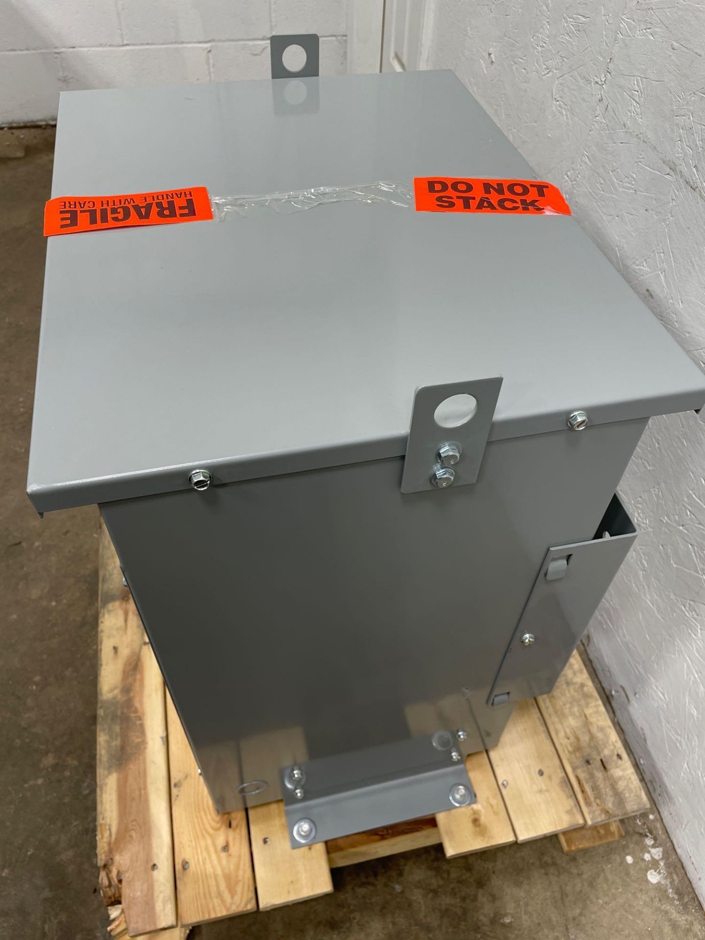 REX 15 kVA 575 Volt to 460Y/266 Volt Three phase ISO Transformer BC15J1-P1/Z3 - Image 5 of 10