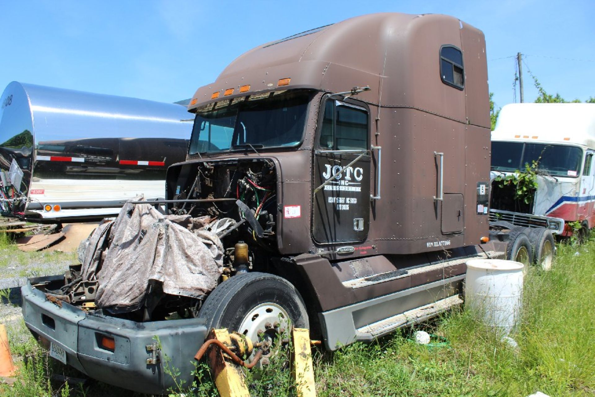 1999 Freightliner Columbia, Salvage, NO TITLE EVER. Item Location: 430 Riverport Road, Kingsport, TN