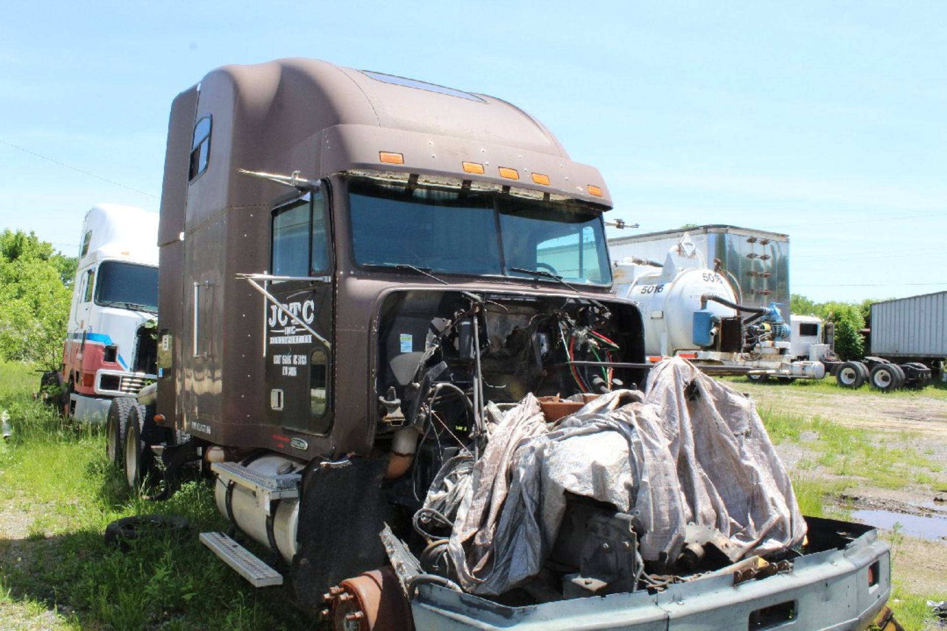 1999 Freightliner Columbia, Salvage, NO TITLE EVER. Item Location: 430 Riverport Road, Kingsport, TN - Image 2 of 4