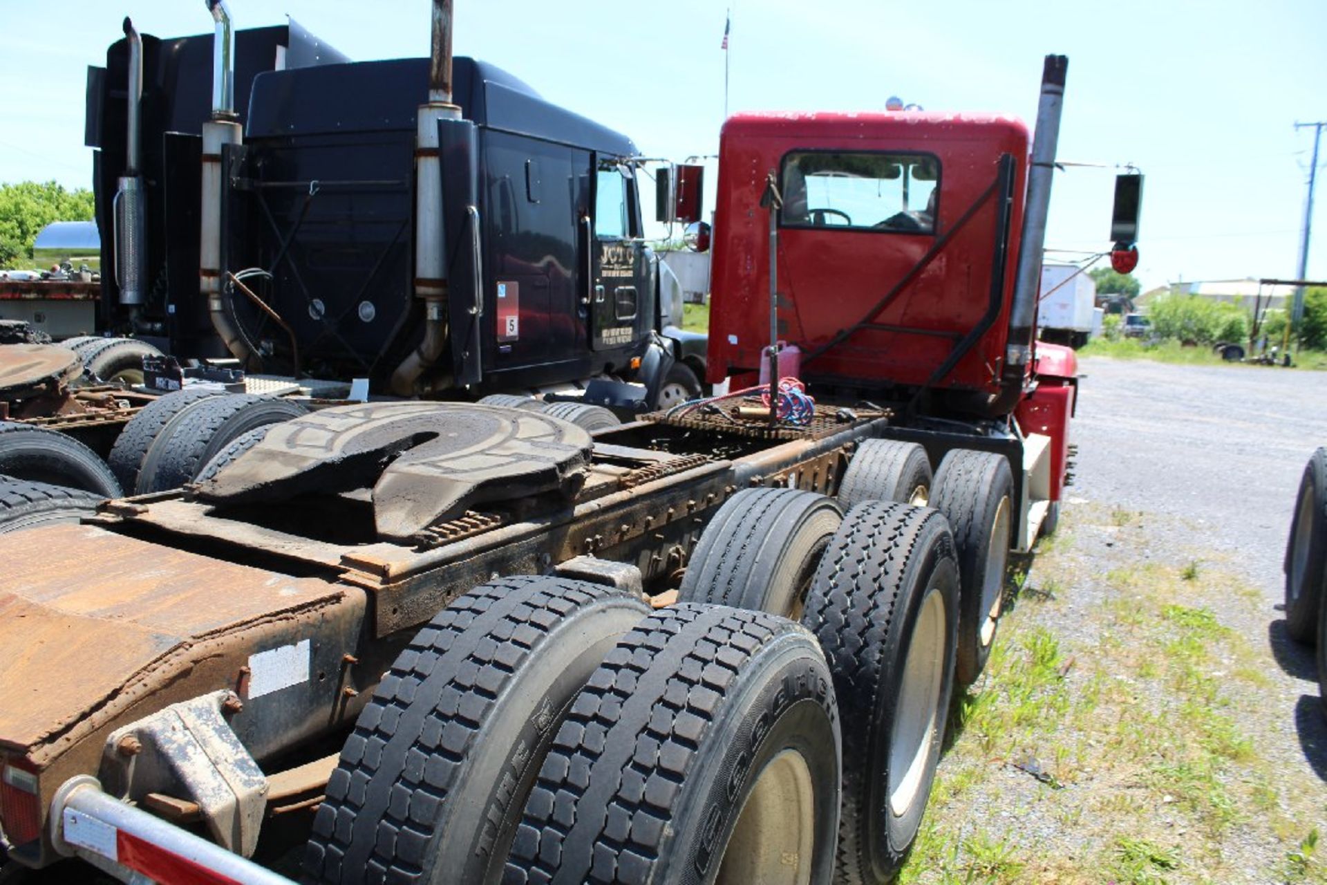 1995 Freightliner Day Cab Road Tractor, Tandem Axle with Bogies, CAT 3406 Diesel, 10 Speed, 236, - Image 3 of 5