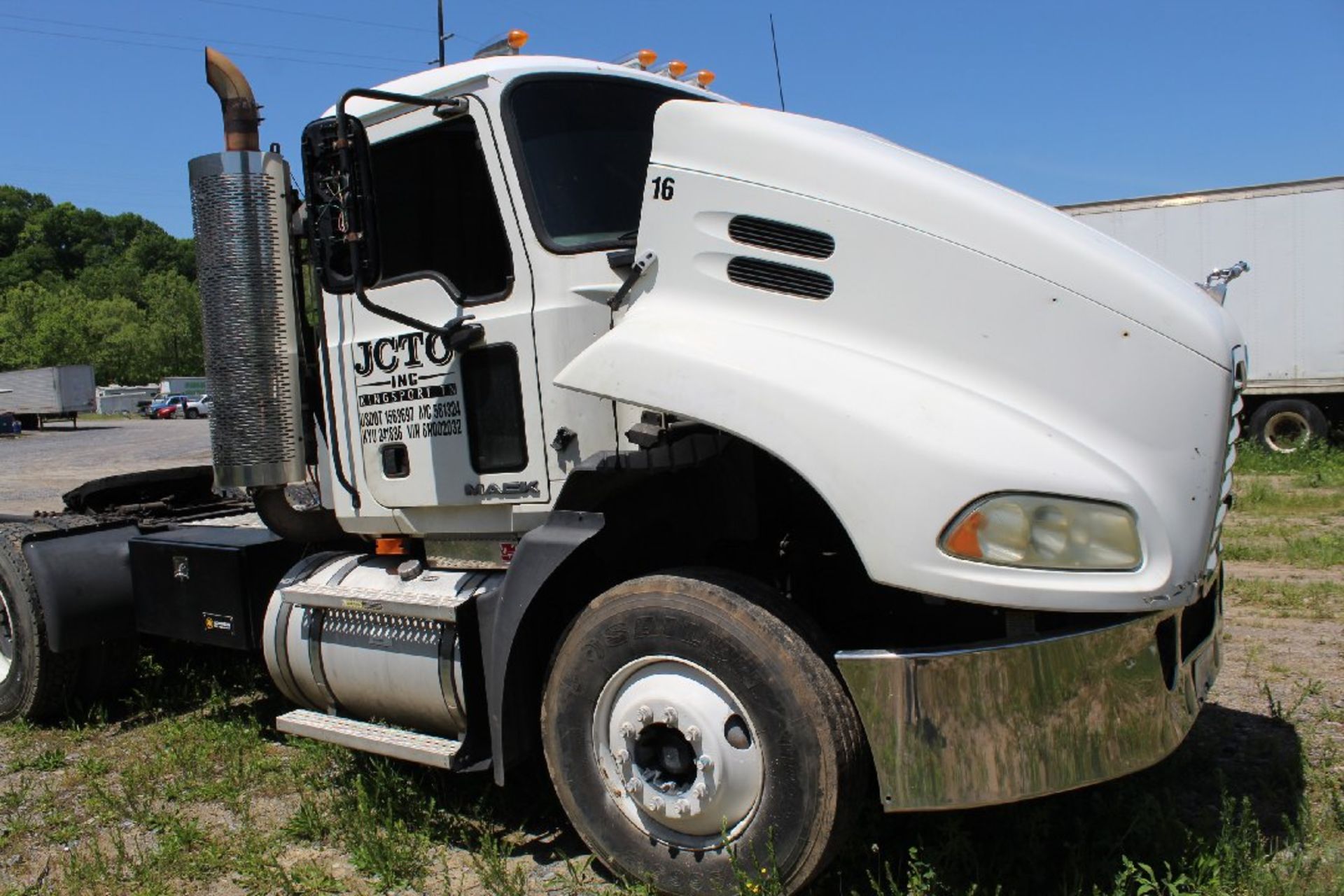 2008 Mack Model CXU613, Day Cab Road Tractor, Mack Diesel, 10 Speed with Wet Line Kit, Dash Parts - Image 2 of 6