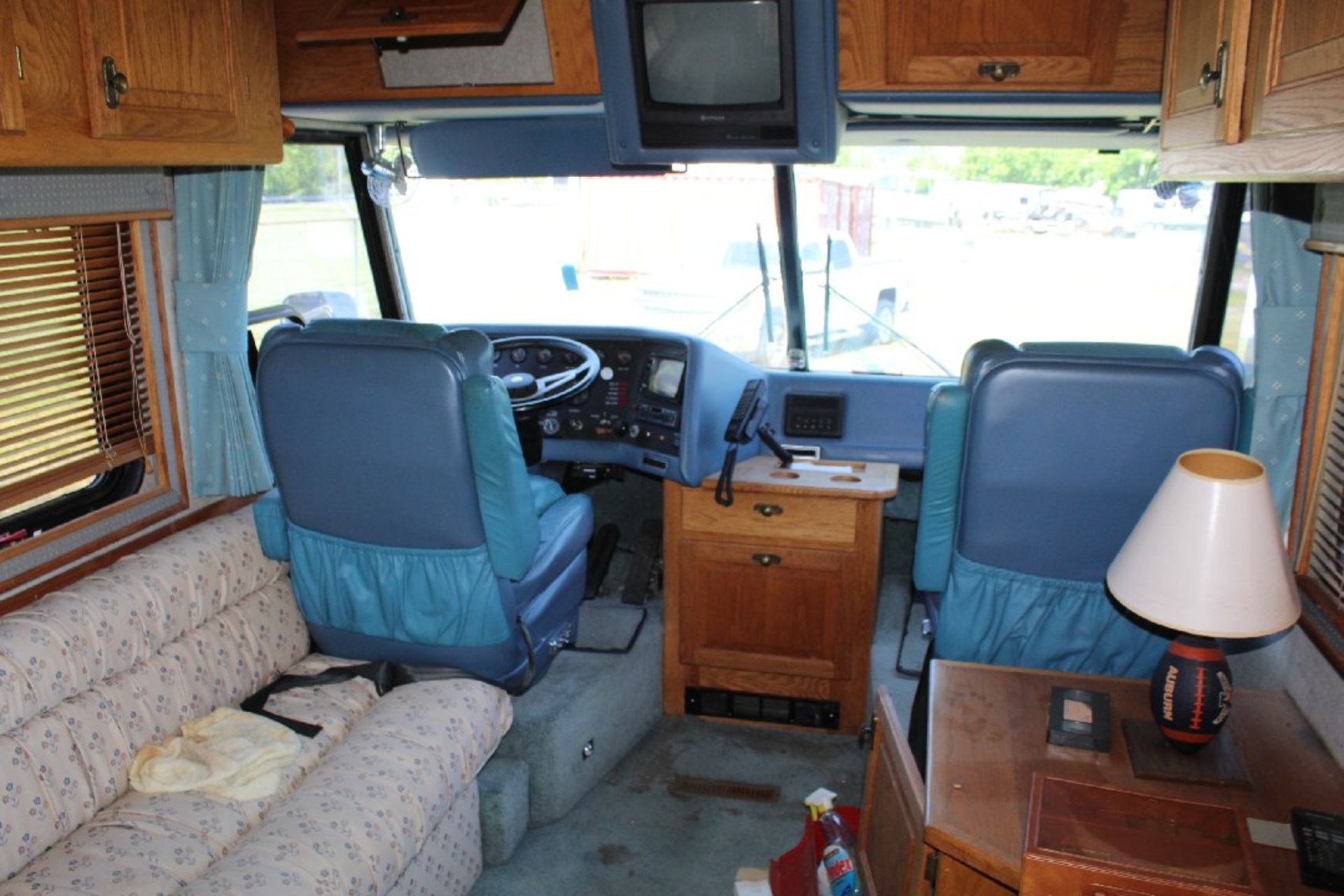 1988 Beaver 15G Motorhome, Diesel Engine Auto Transmission, VIN 15GED1113H1050638, TITLE. Item - Image 7 of 10