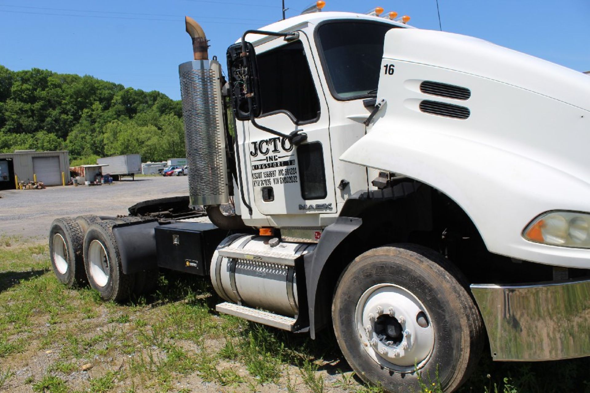 2008 Mack Model CXU613, Day Cab Road Tractor, Mack Diesel, 10 Speed with Wet Line Kit, Dash Parts - Image 3 of 6