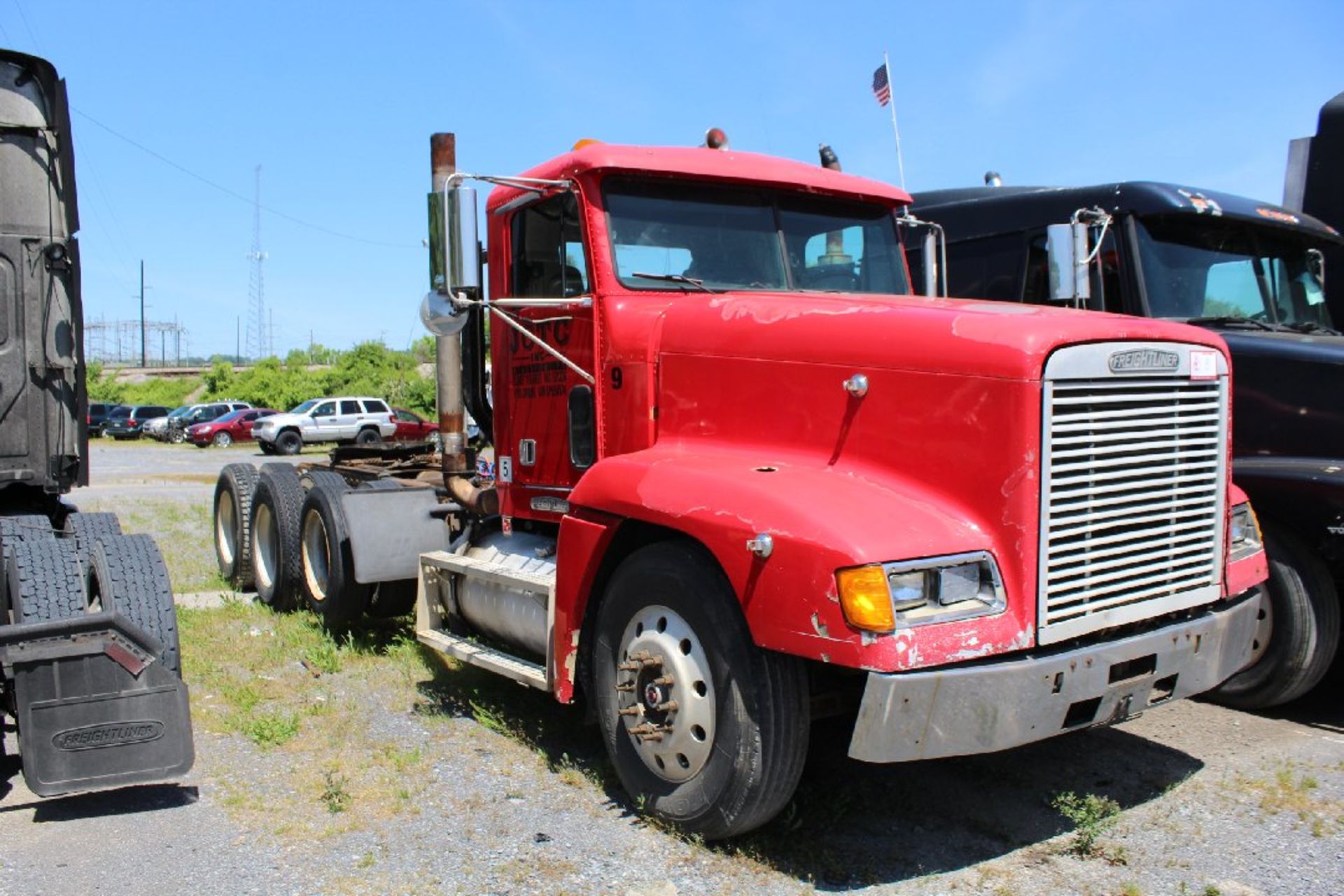 1995 Freightliner Day Cab Road Tractor, Tandem Axle with Bogies, CAT 3406 Diesel, 10 Speed, 236, - Image 2 of 5