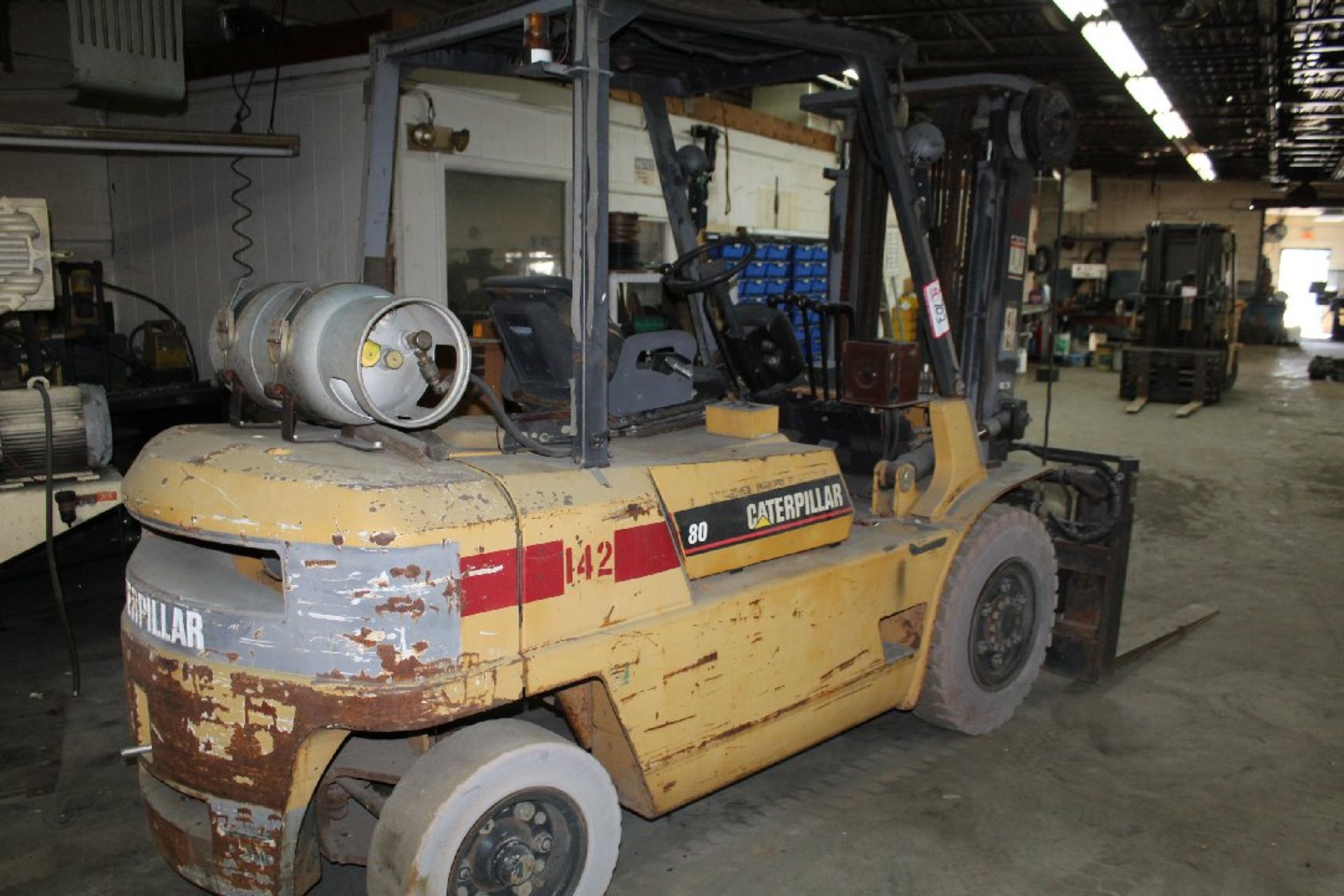 CAT Forklift Model GP40, 8,000 pound capacity, LP Gas, Cushion Tires, 138in Lift, 6086 hours, S/N - Image 3 of 4