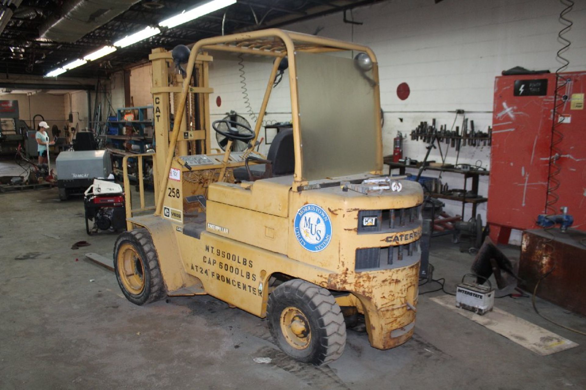 CAT V60B Forklift, 6,000 pound capacity, duel pneumatic front tires, 156in Lift, Gasoline Engine, - Image 2 of 3