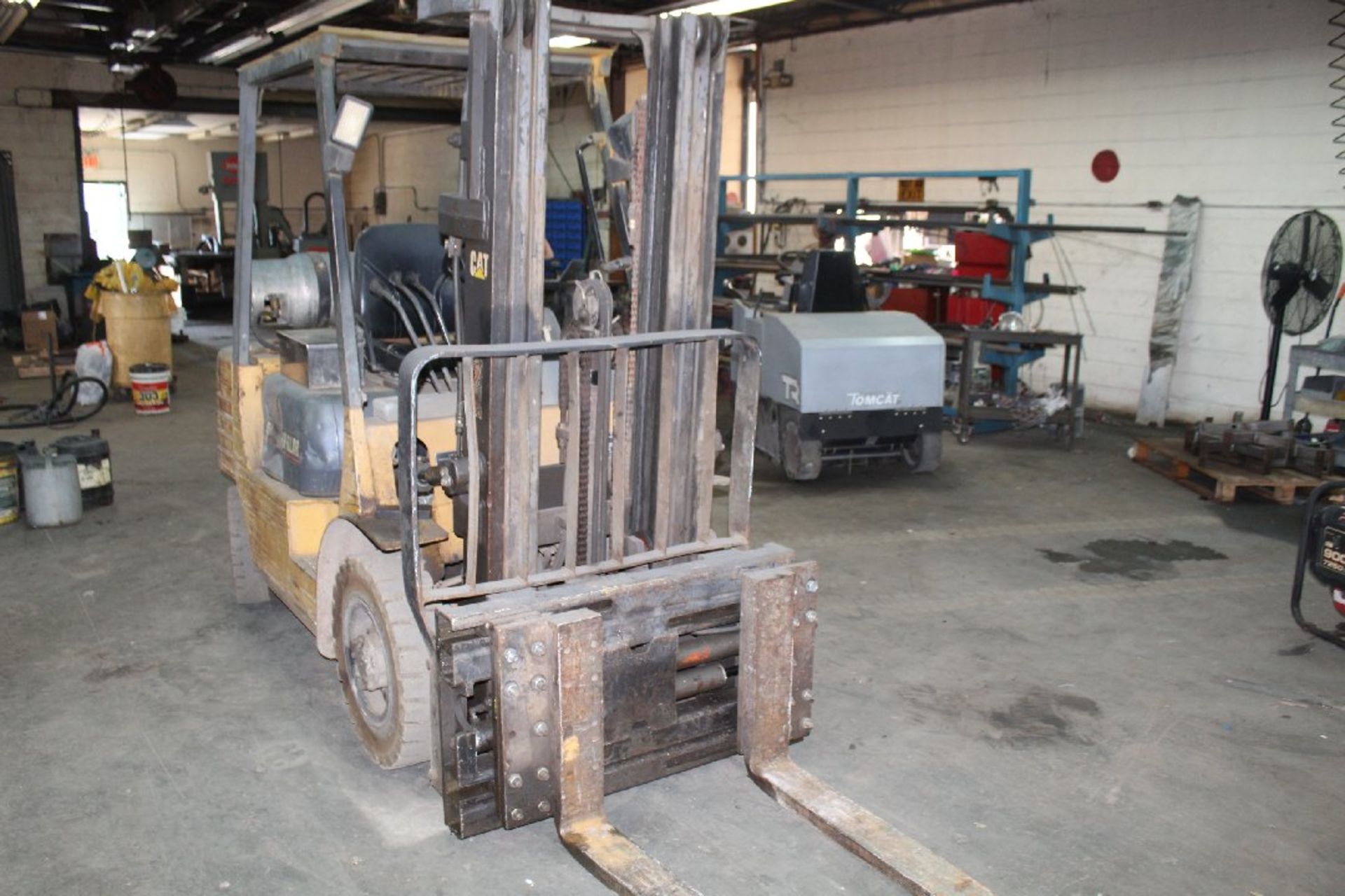 CAT Forklift, LP Gas, Pneumatic Tires (Good Condition), Model TP 25, 5,000 Pound Capacity, 138in - Image 2 of 3