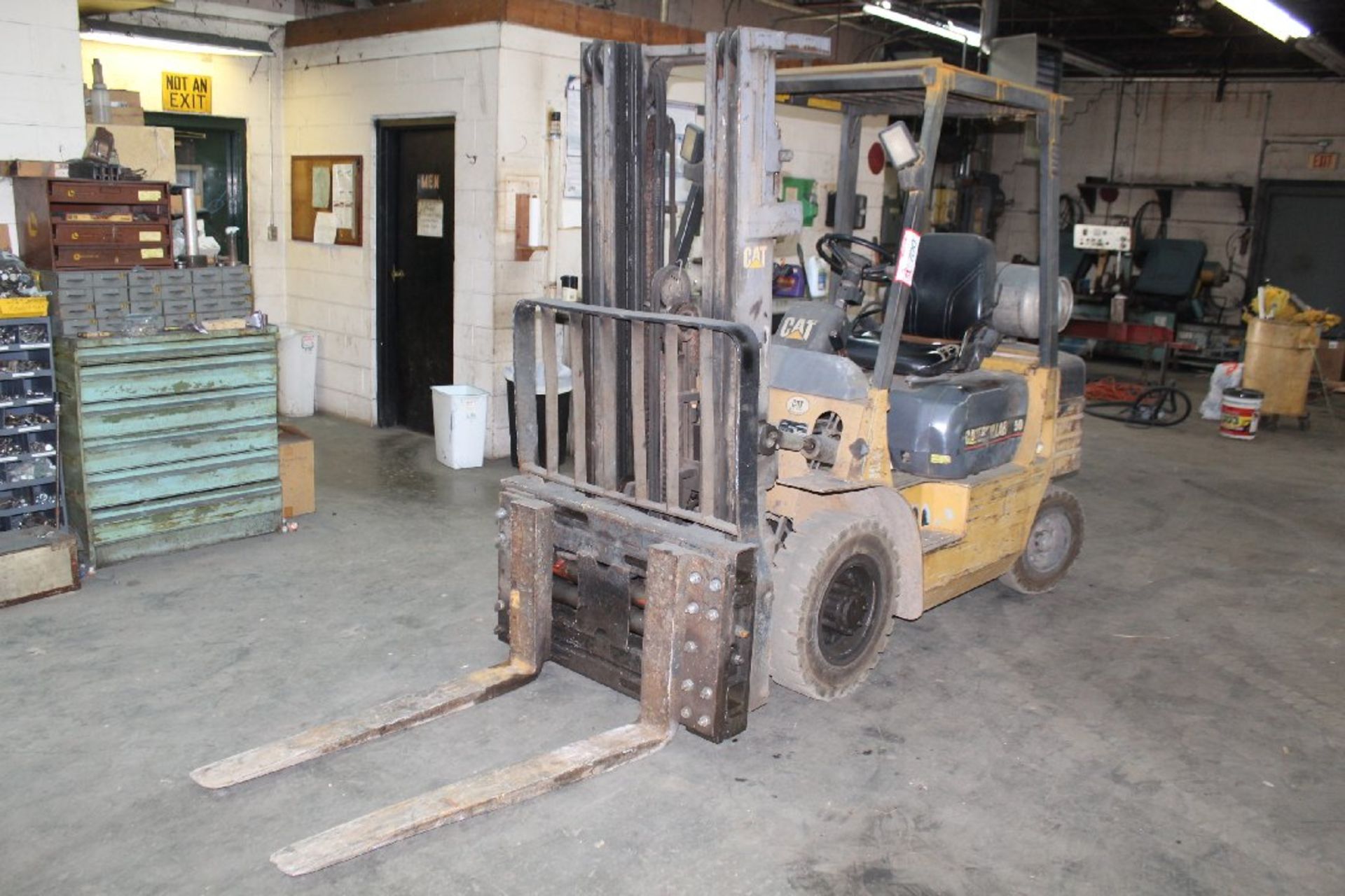 CAT Forklift, LP Gas, Pneumatic Tires (Good Condition), Model TP 25, 5,000 Pound Capacity, 138in