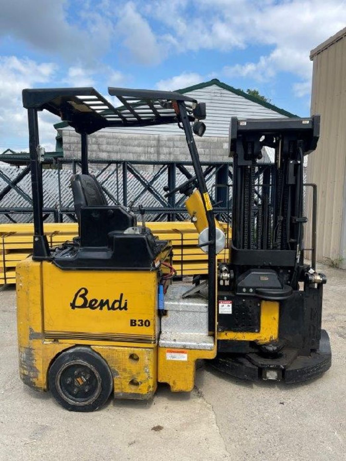 Landoll Bendi B30 Rear Wheel Drive Narrow Aisle Electric Forklift - Image 11 of 13