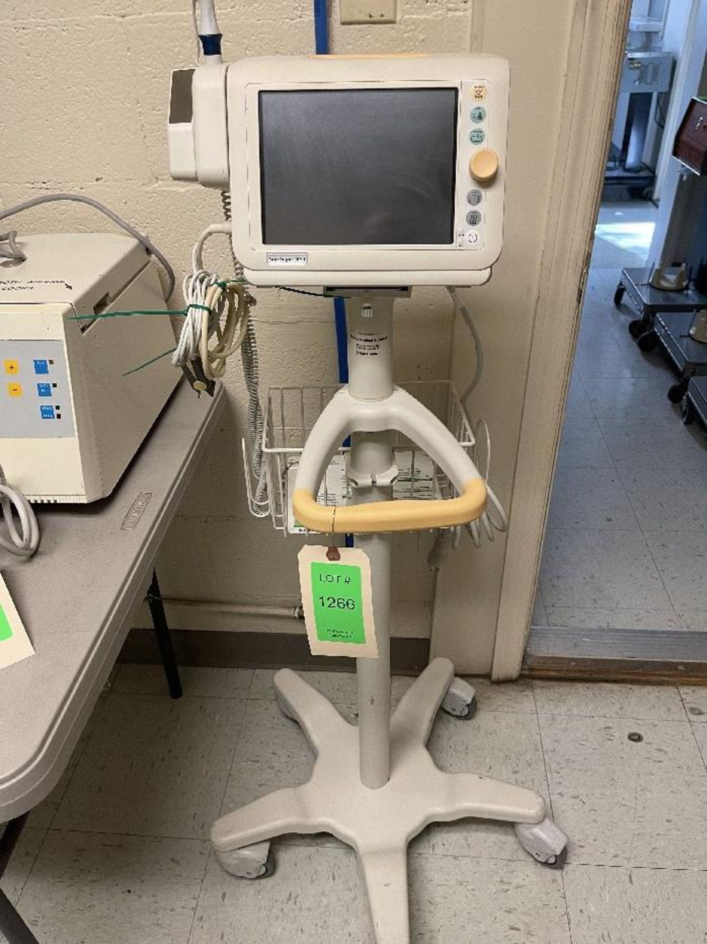 Philips SureSigns VS3 Vital Signs Monitor w/10° RS-0006 Mobile Rolling Stand