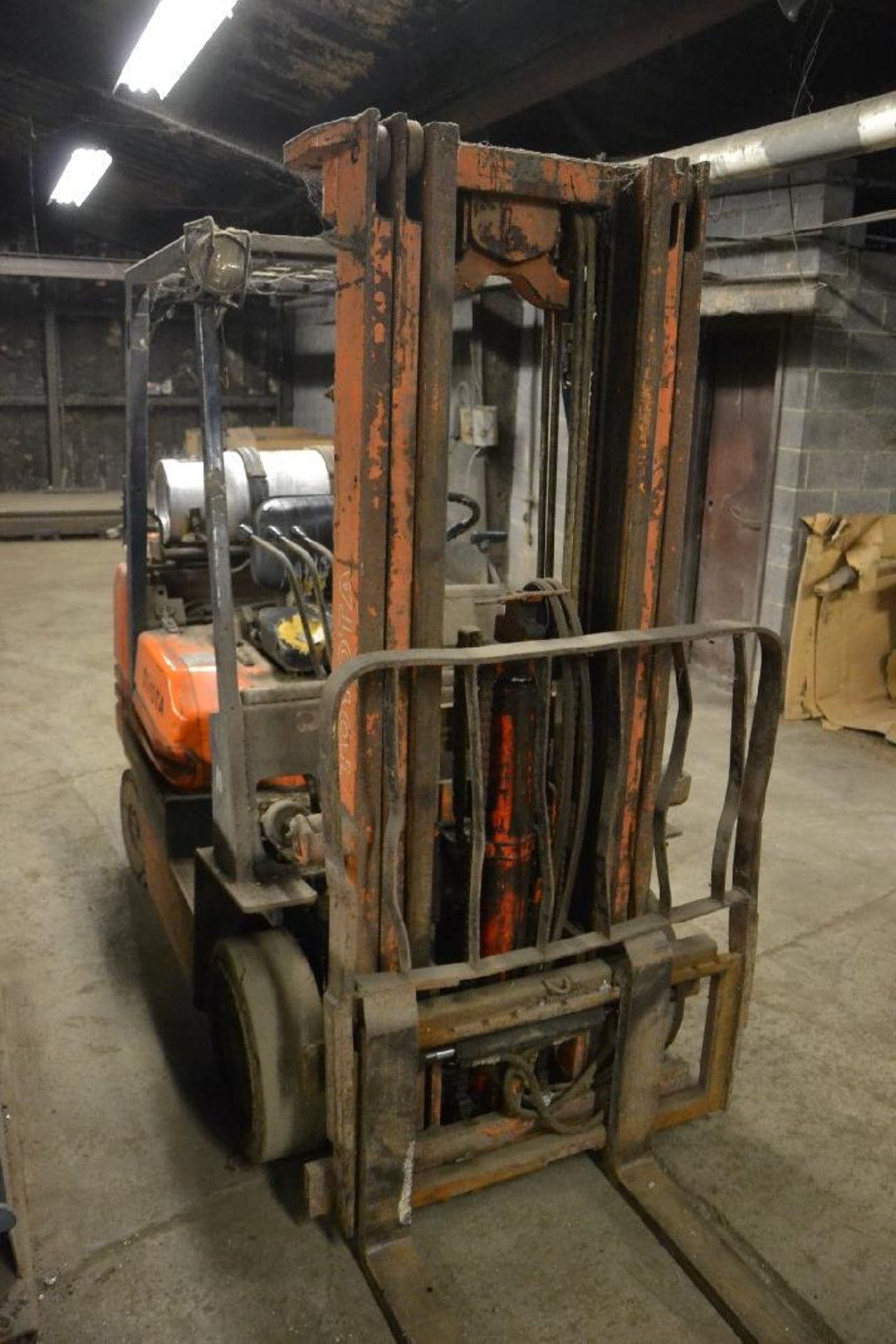 Toyota Propane Forklift, 5,000 lb. capacity, solid tire - Image 2 of 2