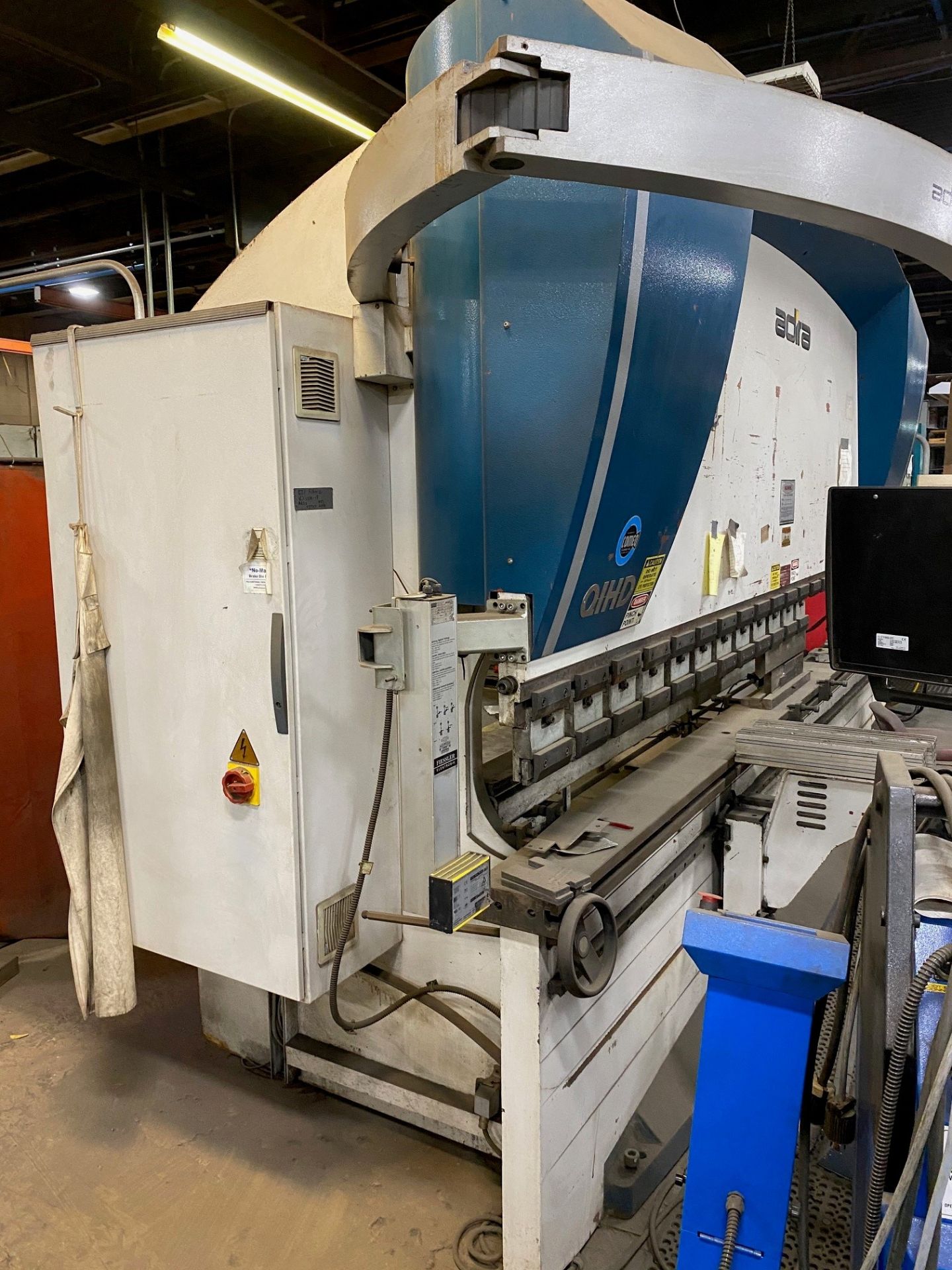 175 Ton x 13' Adira QIHD-16040 4-Axis CNC Hydraulic Press Brake - Image 9 of 19