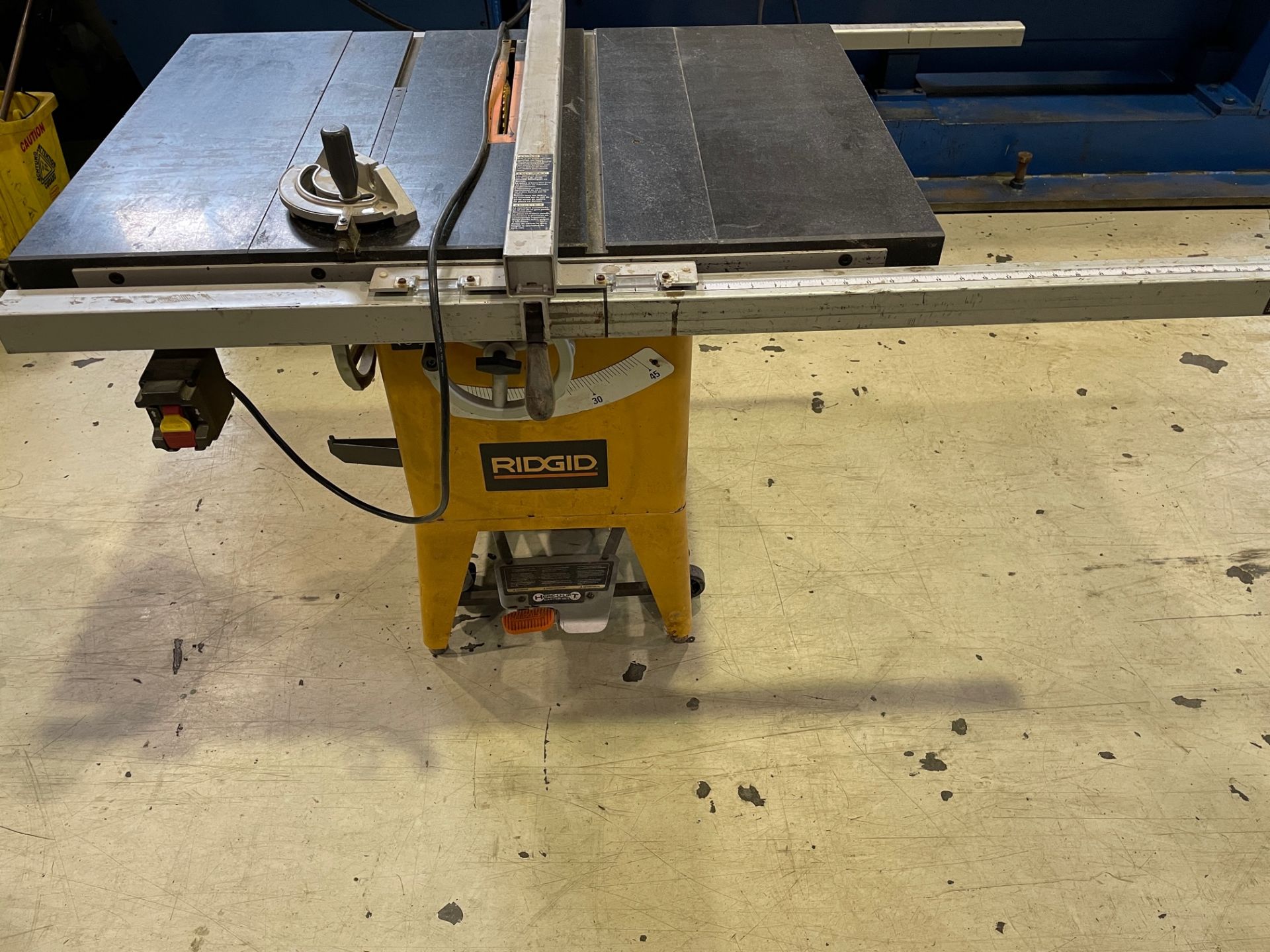 RIGID TABLE SAW, MODEL R4511, S/N CD094813056, 10'' SAW BLADE, LOCATION, MONTREAL, QUEBEC - Image 2 of 4