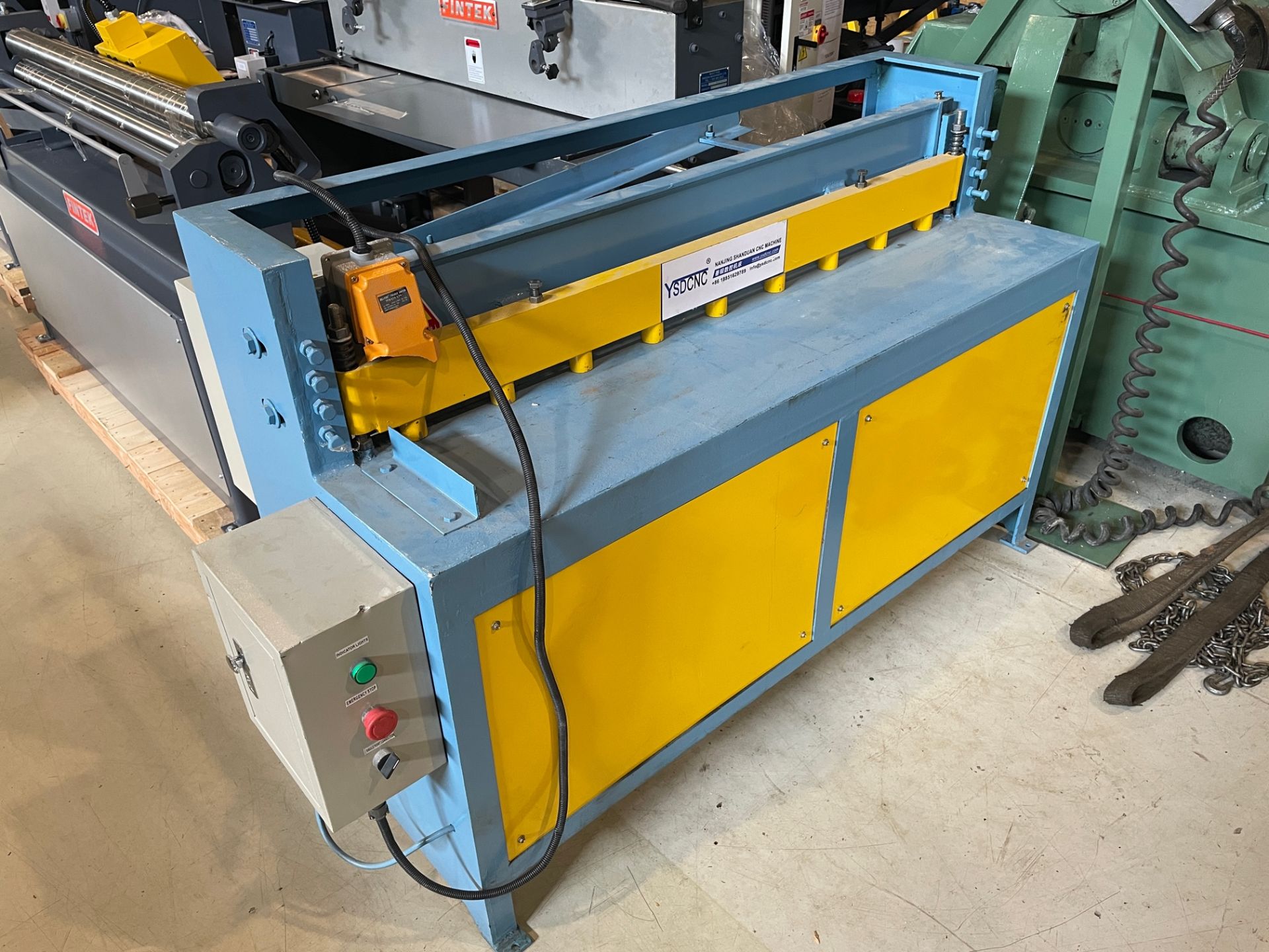 YSD CNC SHEAR, MODEL 2X1300, S/N 190829, 4'' X 14 GA, LOCATION, MONTREAL, QUEBEC - Image 3 of 4